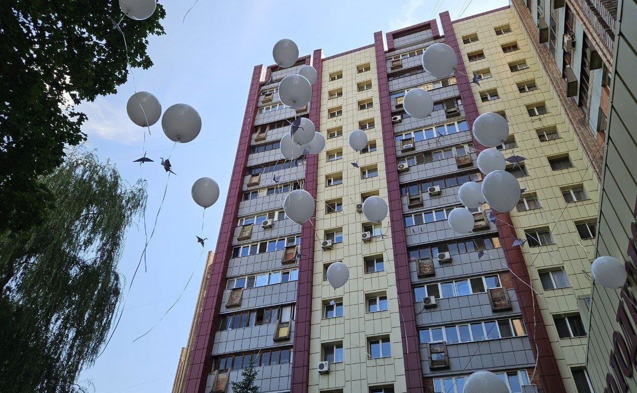 Ольга Бас в ходе поездки в регион совместно с участниками СВО, депутатами Народного Совета ЛНР почтили память безвременно ушедших малышей, подростков, объявив минуту молчания и запустив в небо белые воздушные шары с журавлями