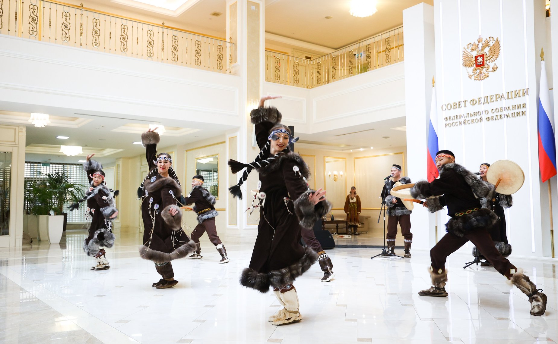 Валентина Матвиенко и Владислав Кузнецов осмотрели выставку, развернутую в Совете Федерации, которая посвящена истории, современности и перспективам развития Чукотского автономного округа