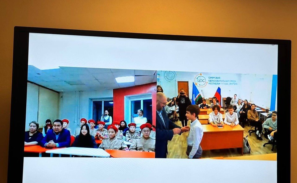 Сахамин Афанасьев в ходе поездки в регион совместно с сенатором Егором Борисовым наградили юных якутян памятными медалями Совета Федерации «За проявленное мужество»