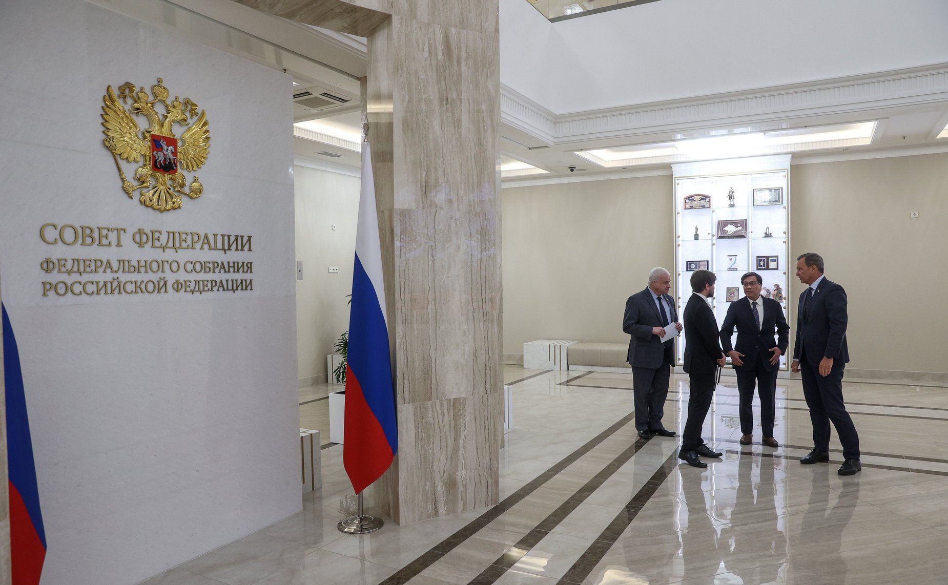 Встреча первого заместителя Председателя СФ Андрея Яцкина с Чрезвычайным и Полномочным Послом Республики Филиппины в РФ Игорем Гарлитом Байленом