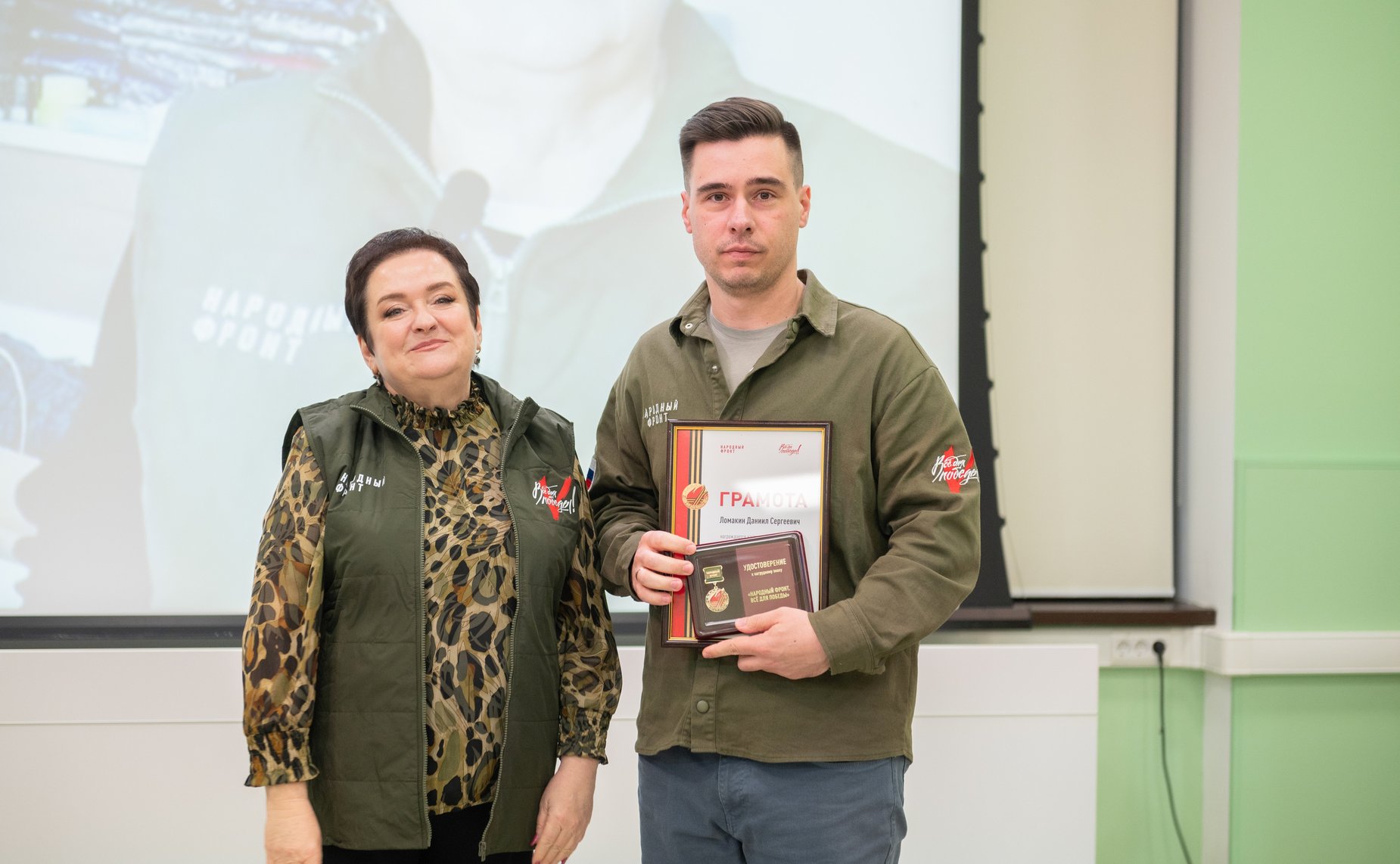 Лариса Мельник вручила награды Народного фронта активным жителям Севастополя