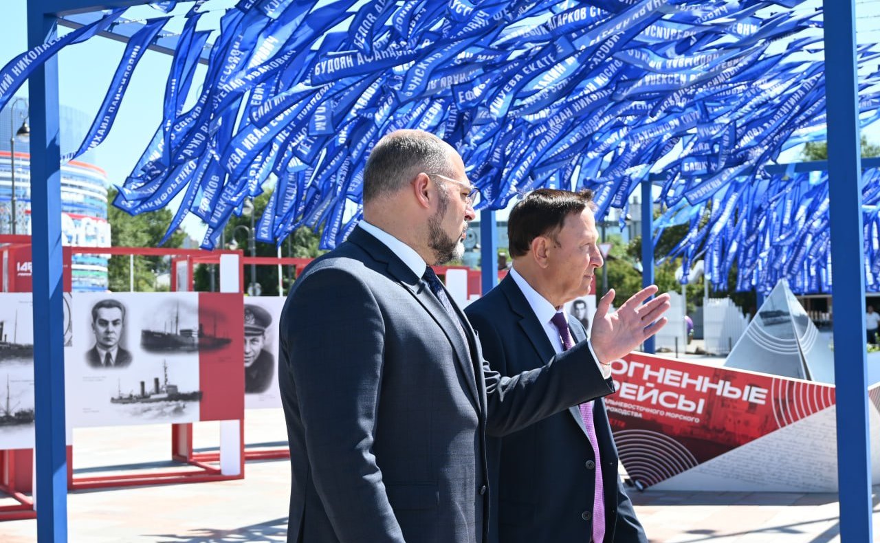 Александр Ролик во время региональной недели провел выездное совещание с главой Владивостока Константином Шестаковым на объектах благоустройства и спорта, построенных в этом году в столице Приморского края