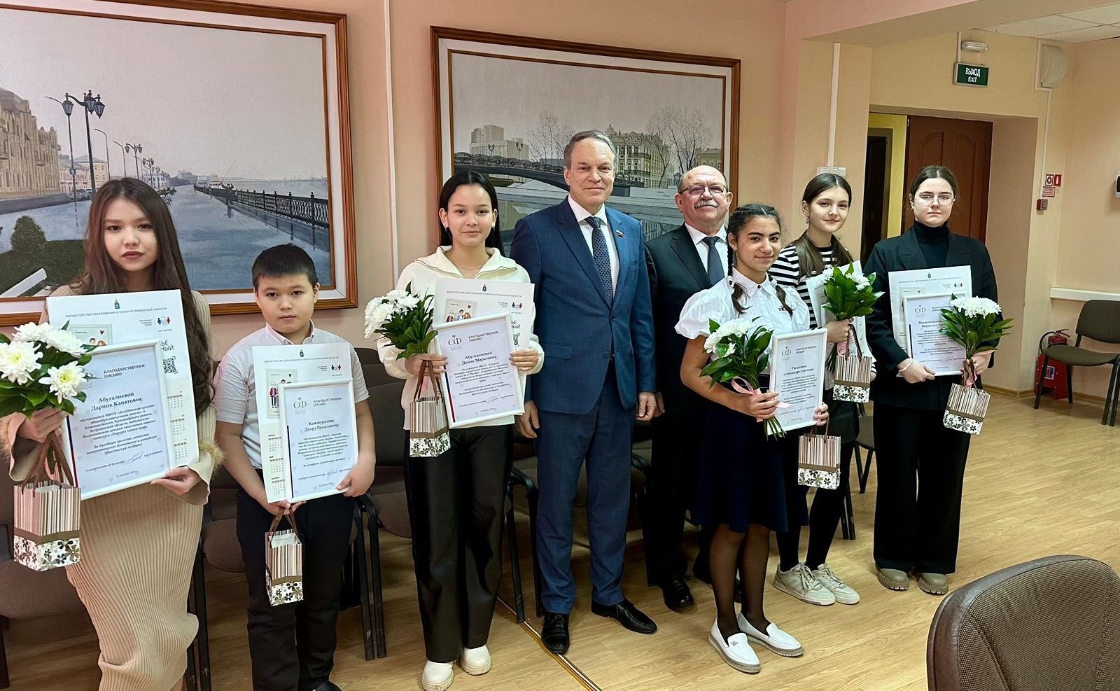 Александр Башкин и Геннадий Орденов наградили юных астраханцев — участников творческой школы-конкурса «Портрет твоего края»