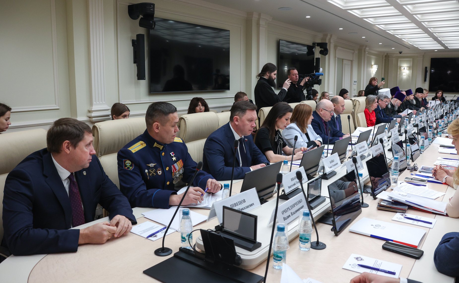 Круглый стол «Церковь, власть и общество: поддержка участников специальной военной операции и их семей» (в рамках XIV Рождественских парламентских встреч)