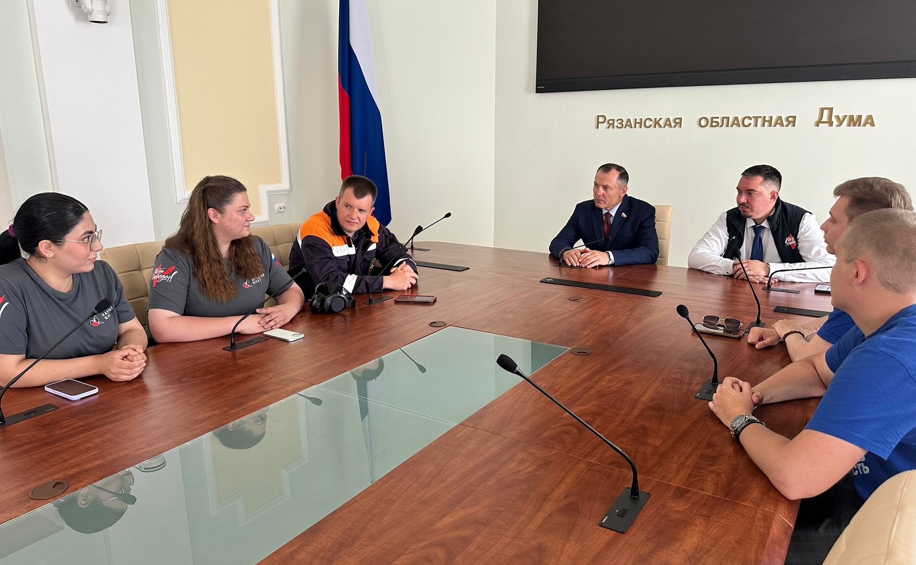 Игорь Мурог встретился с рязанскими волонтерами в преддверии Дня России и вручил им награды