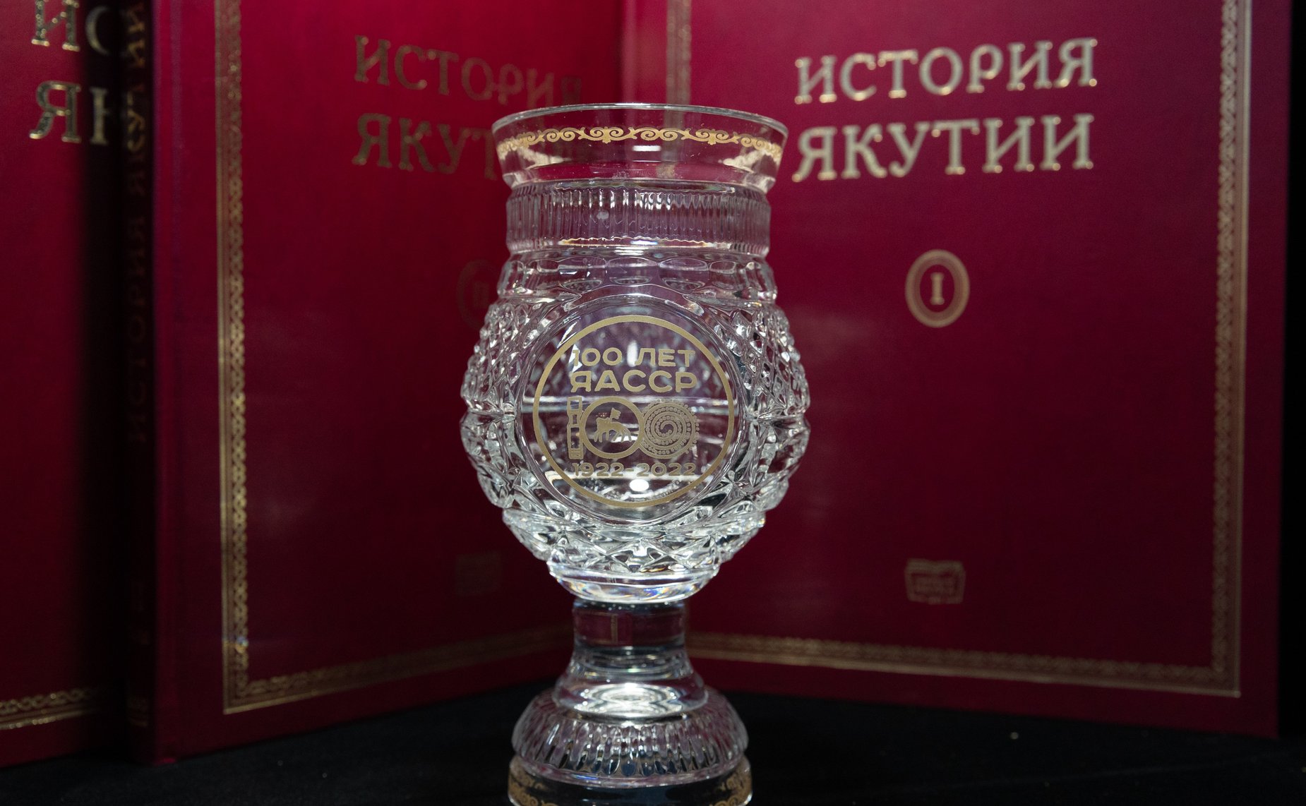 Валентина Матвиенко и Айсен Николаев осмотрели выставку, посвященную столетию Республики Саха (Якутия)