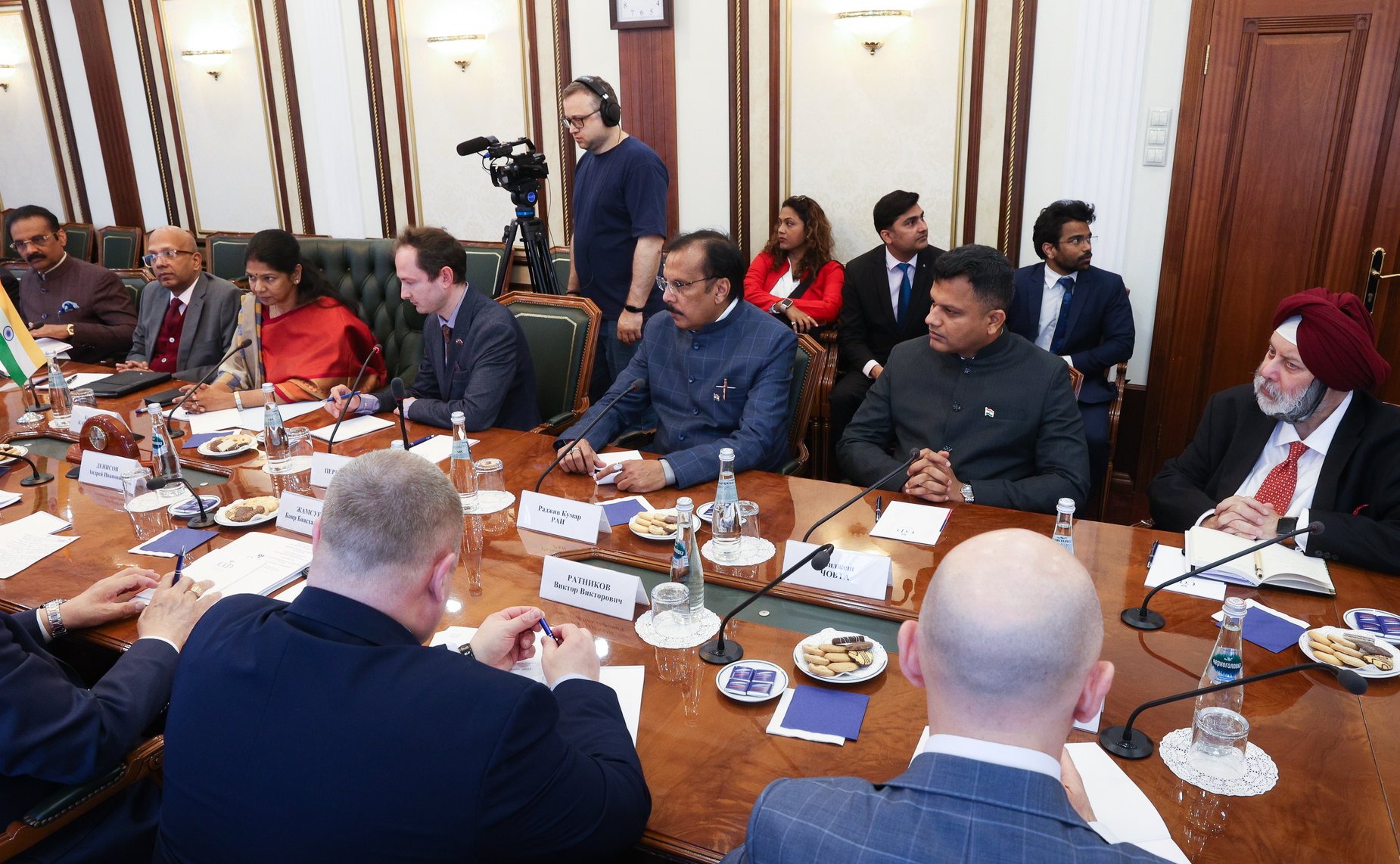 Встреча первого заместителя председателя Комитета СФ по международным делам Андрея Денисова с делегацией Республики Индии во главе с членом Народной палаты парламента Каниможи Карунанидхи