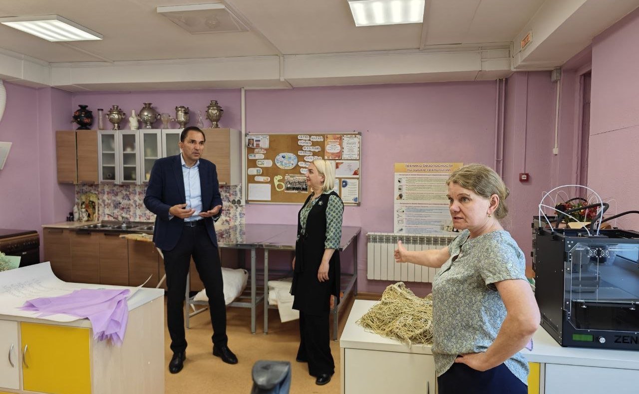 Андрей Хапочкин оценил оснащенность кабинетов труда в школах Сахалинской области