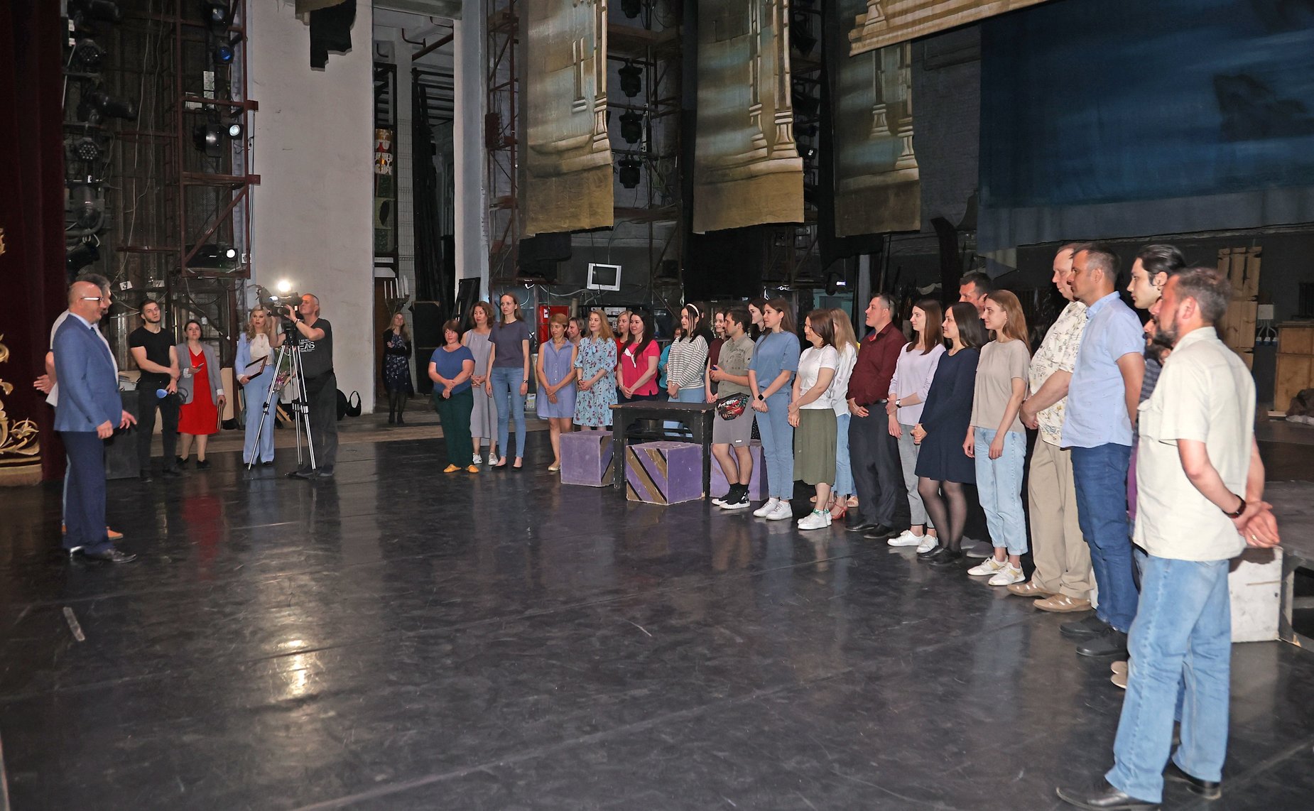 Олег Цепкин вручил благодарственные письма музыкантам Челябинского театра оперы и балета