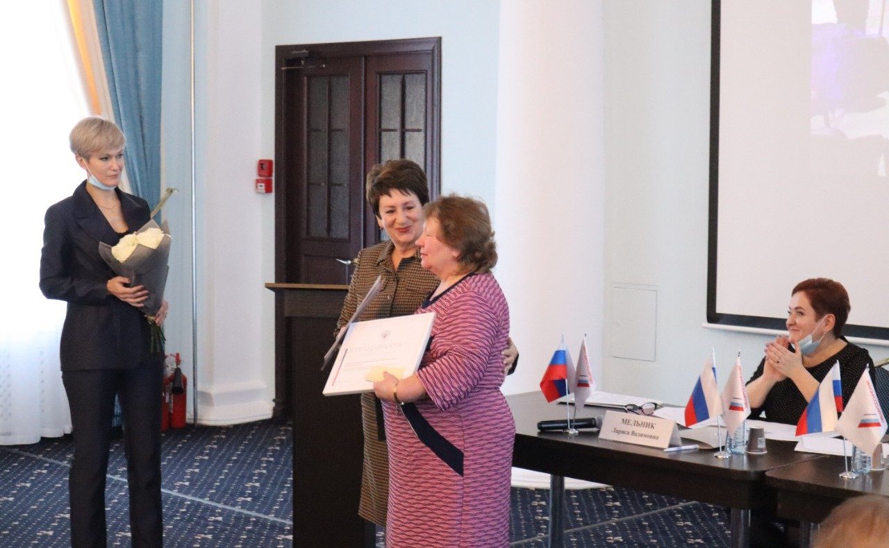 Екатерина Алтабаева вручила Благодарность Председателя СФ руководителю севастопольского объединения поисковых организаций «Долг»