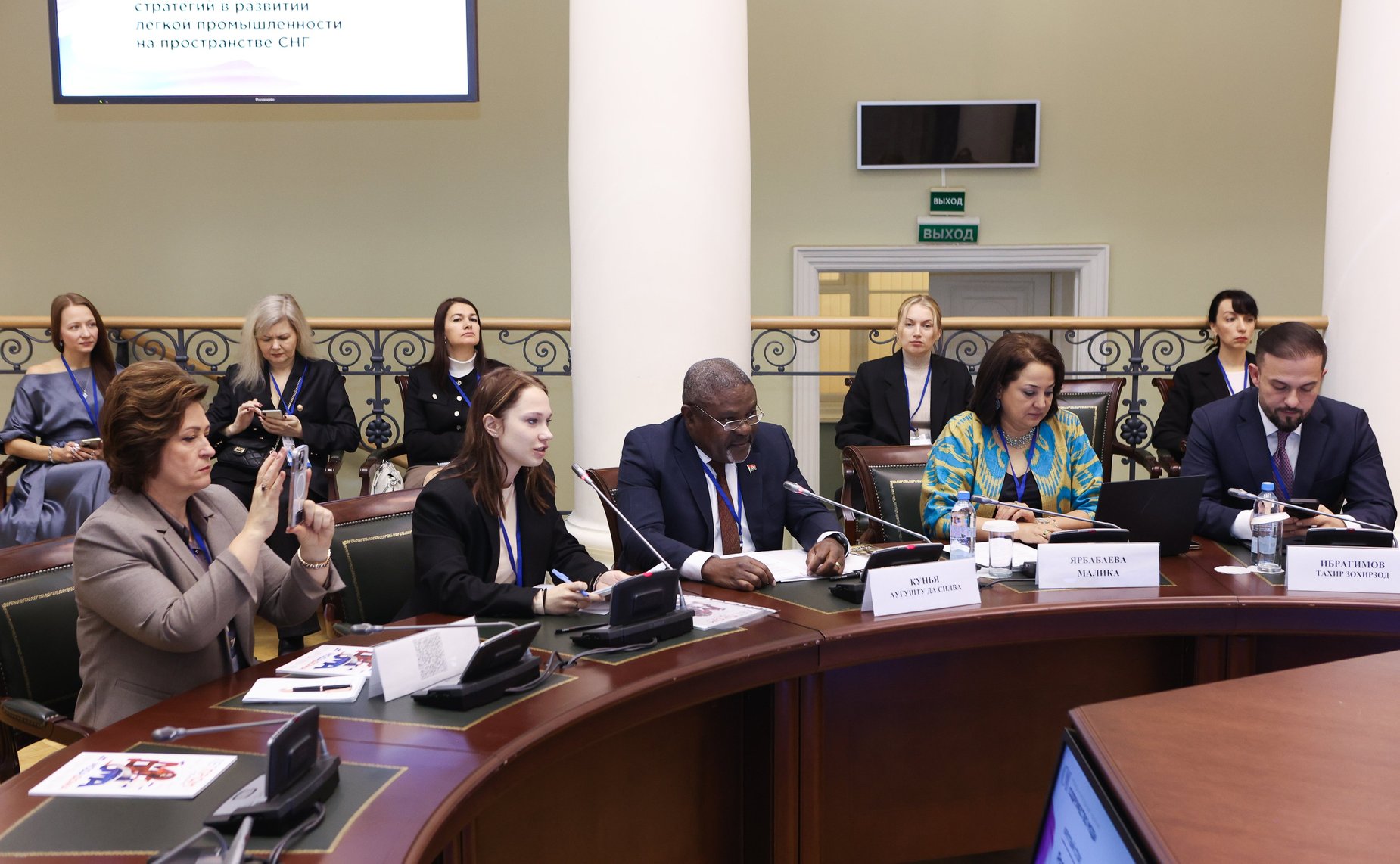 Круглый стол «Роль государственных и инвестиционных программ поддержки, а также маркетинговых стратегий в развитии легкой промышленности на пространстве СНГ». III международный форум «Содружество моды»