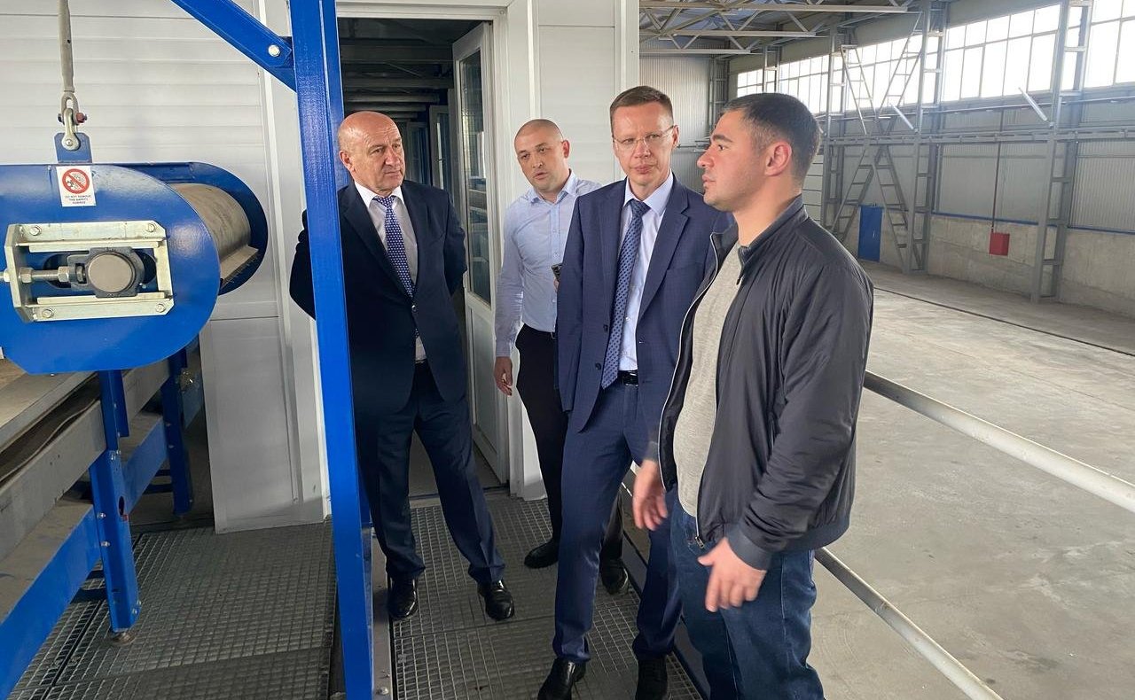 Виталий Назаренко в ходе поездки в регион обсудил с министром ЖКХ, топлива и энергии Майраном Тамаевым актуальные вопросы жилищно-коммунального хозяйства, проблему аварийного жилья