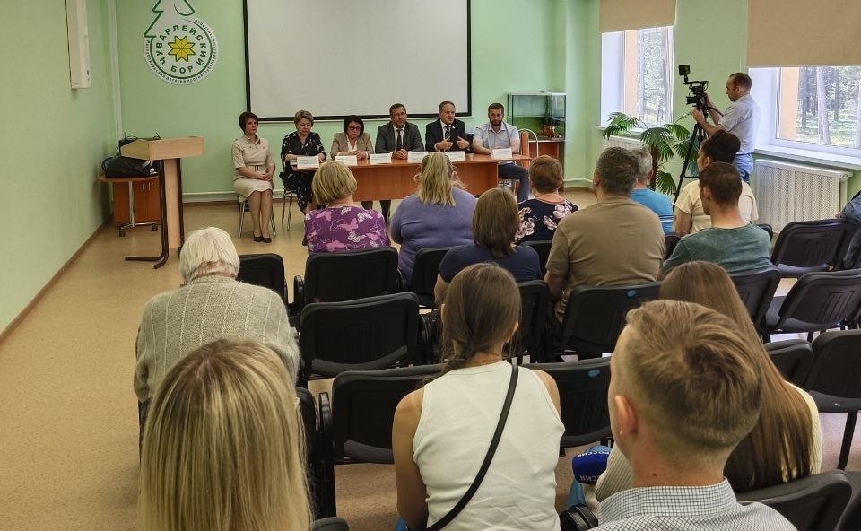 Александр Башкин и Николай Владимиров посетили пункт временного размещения вынужденных переселенцев, эвакуированных с Донбасса