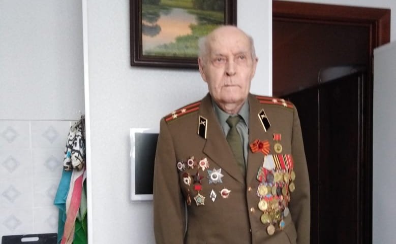 Николай Иванович Веселков родился в 1925 г. Осенью 1943 г., по окончании артил. училища, направлен на фронт. Служил в 295 гвардейском арт. полку 1 Белорусского фронта. Награжден боевыми орденами и медалями. Прадедушка сотрудницы Аппарата СФ Оксаны Поповой