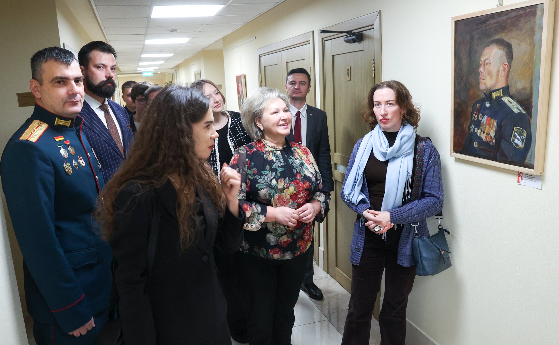 В Совете Федерации состоялось торжественное открытие выставки живописи и графики «Образ защитника»