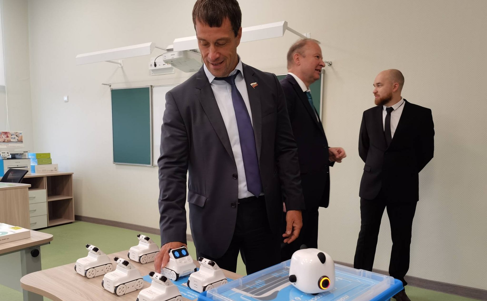 Эдуард Исаков осмотрел территорию гимназии №40 города Екатеринбурга