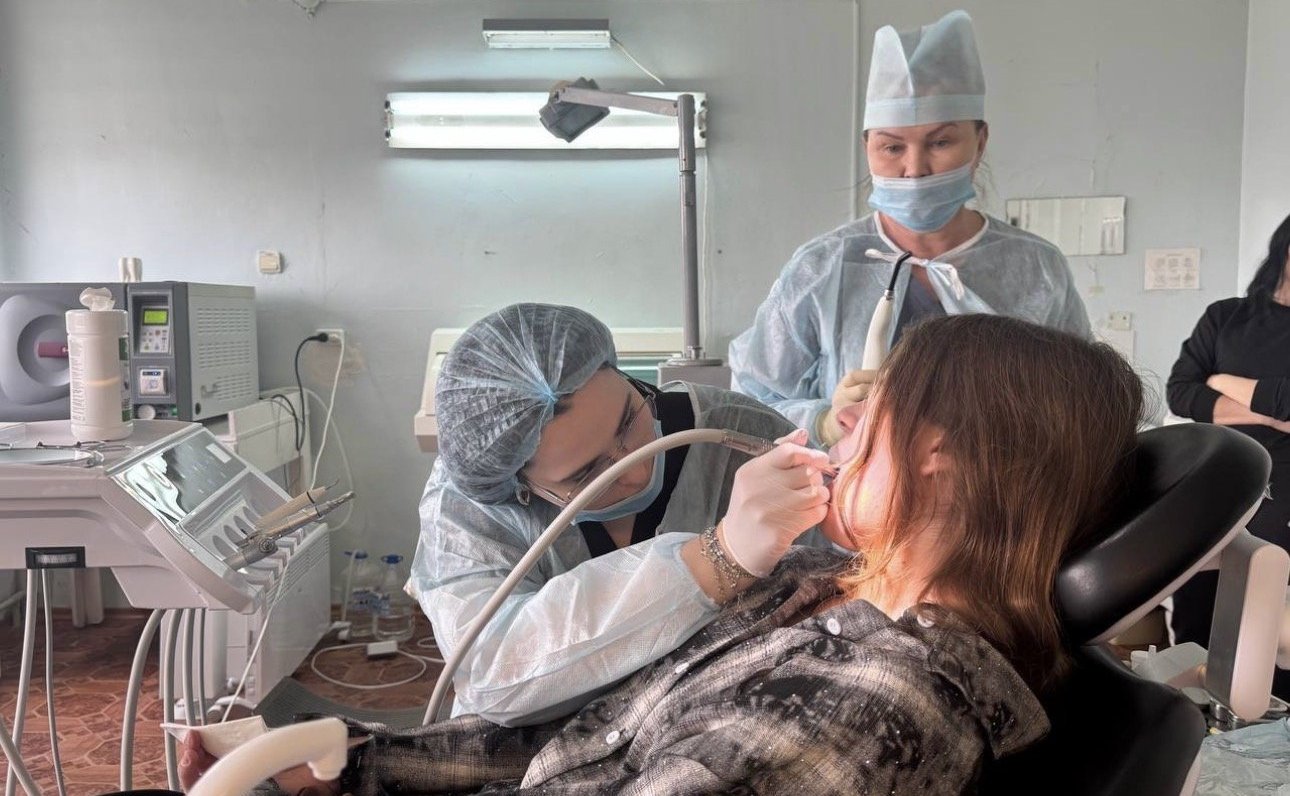 Последние две недели в Нижнесерогозской центральной районной больнице работали врачи-стоматологи из Адыгеи
