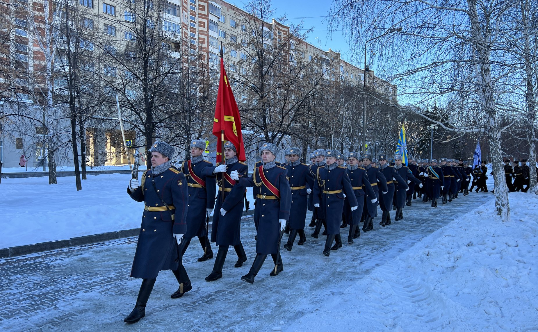 Маргарита Павлова приняла участие в торжественной церемонии возложения венков и цветов к памятнику «Доблестным сынам Отечества» на челябинской Аллее Славы