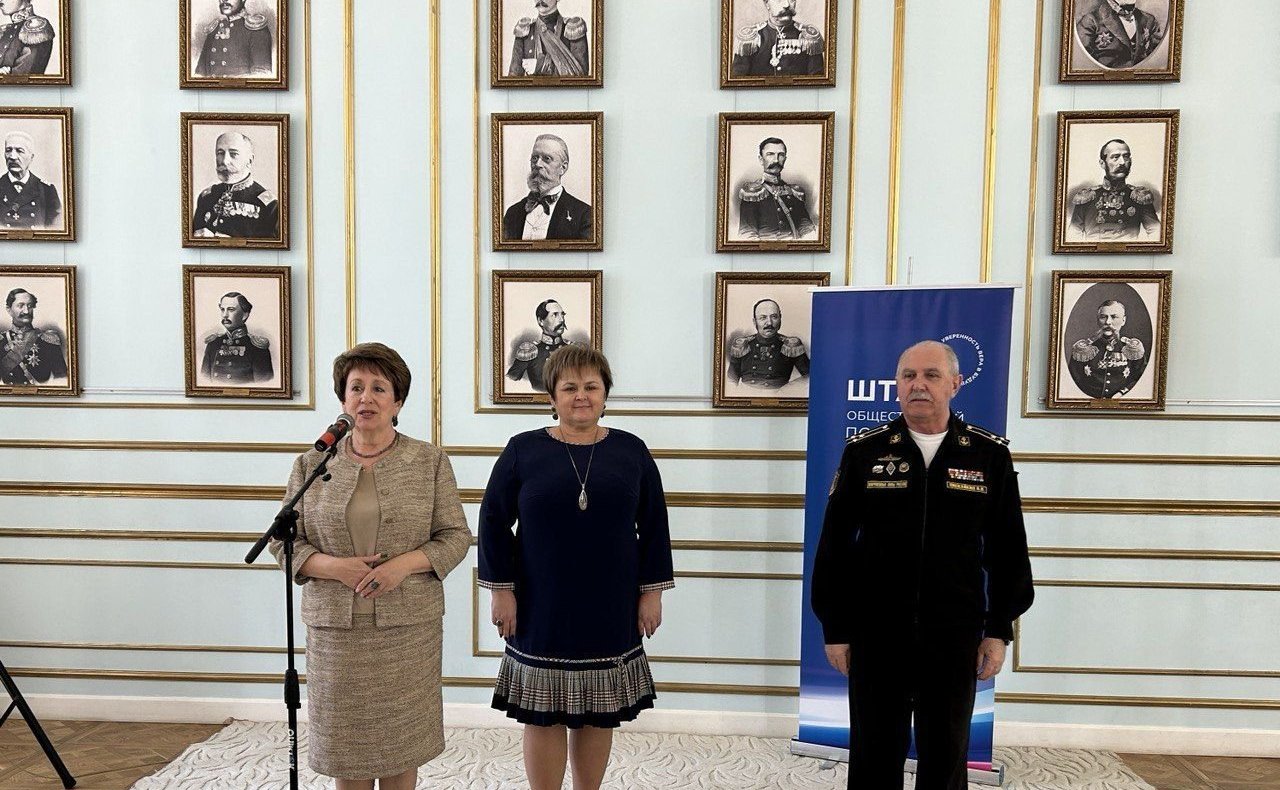 Екатерина Алтабаева наградила организаторов и участников выставки «Из Севастополя с любовью…»