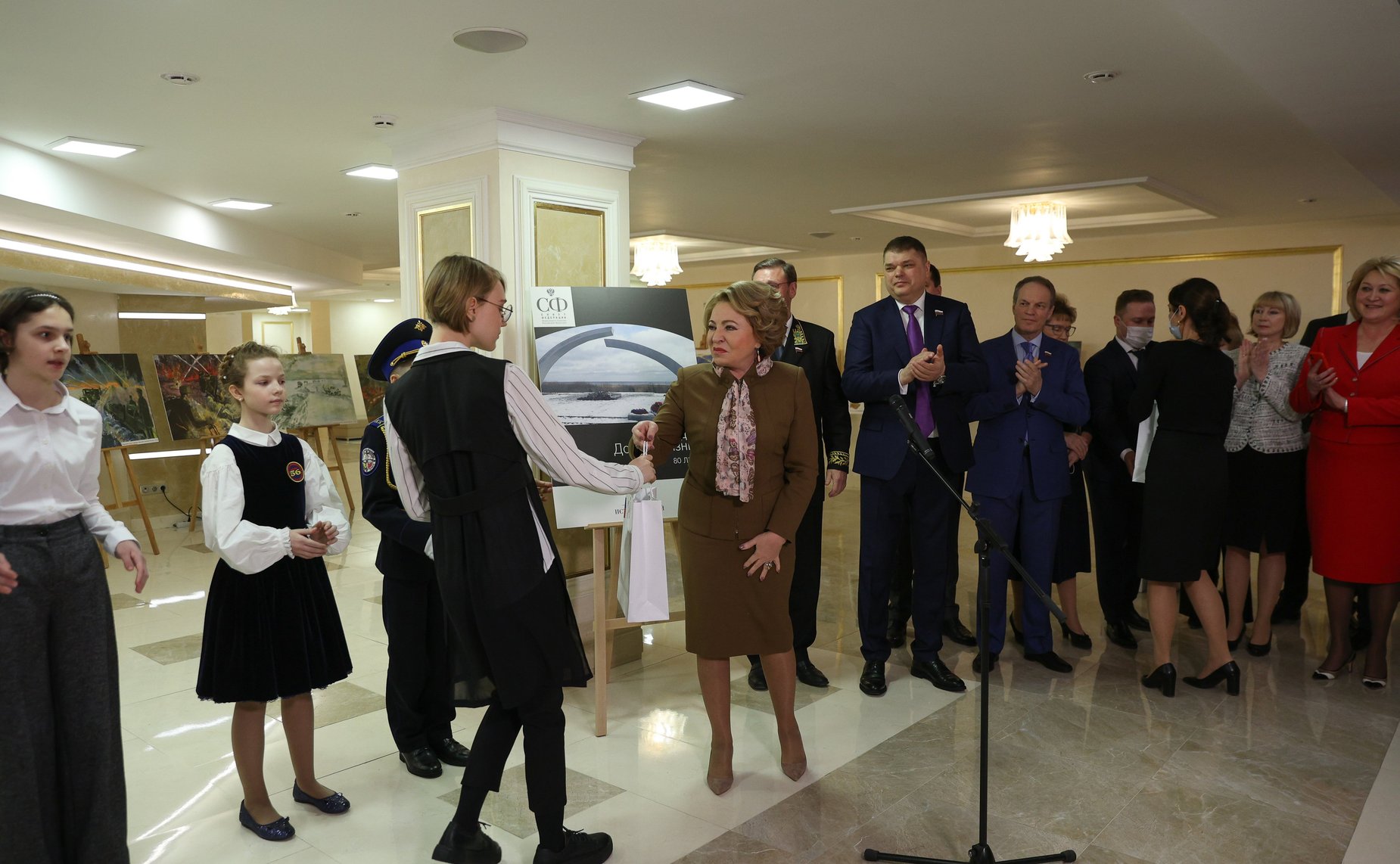 Валентина Матвиенко открыла выставку детского рисунка о легендарной полуторке, посвященной 80-летию «Дороги Жизни»