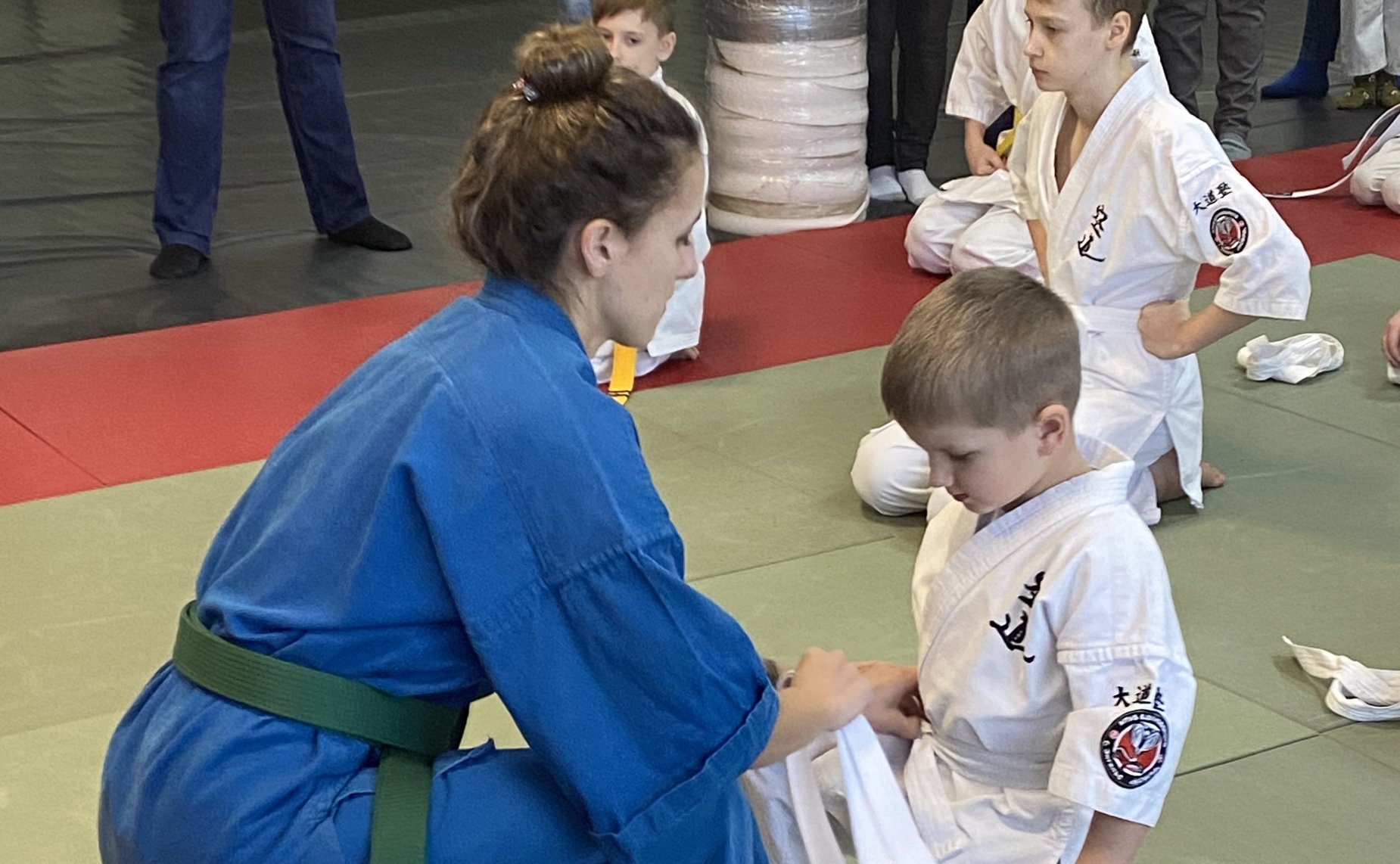 Олег Алексеев посетил клуб единоборств «Кобра» и принял участие в церемонии вручения первых поясов юным спортсменам