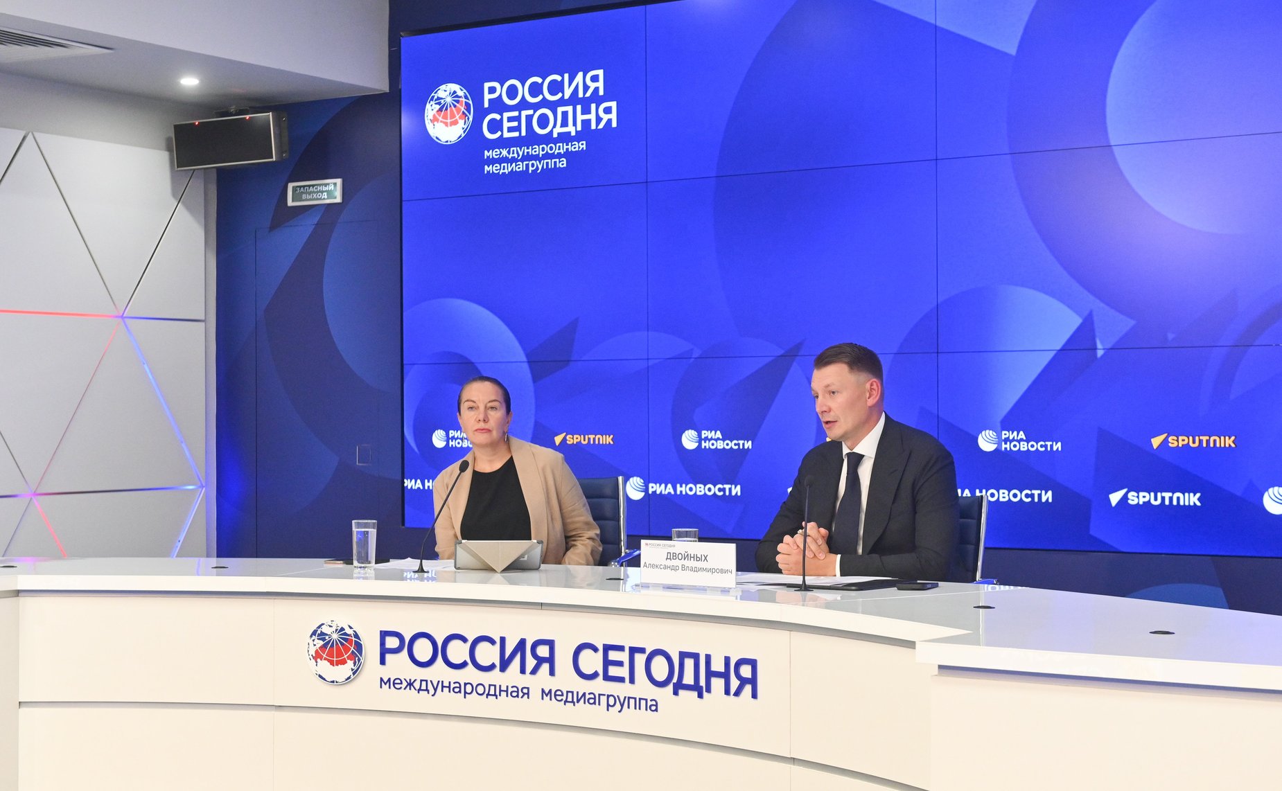 В международном мультимедийном пресс-центре Медиагруппы «Россия сегодня» состоялась пресс-конференция председателя Комитета Совета Федерации по аграрно-продовольственной политике и природопользованию Александра Двойных по итогам работы в весеннюю сессию