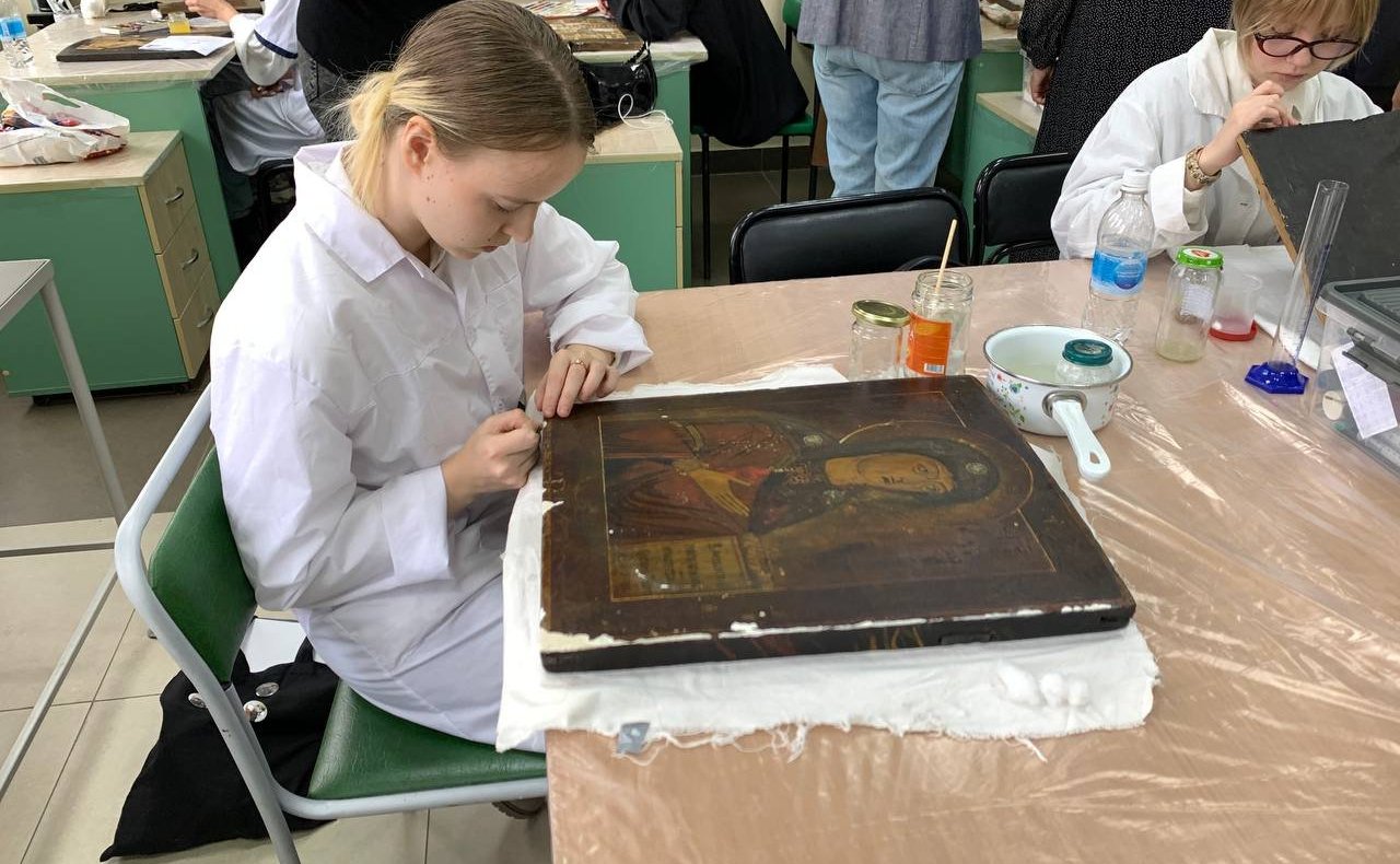 Андрей Шохин посетил Владимирский государственный университет имени А.Г. и Н.Г. Столетовых и познакомился с ходом реставрации икон из Луганска