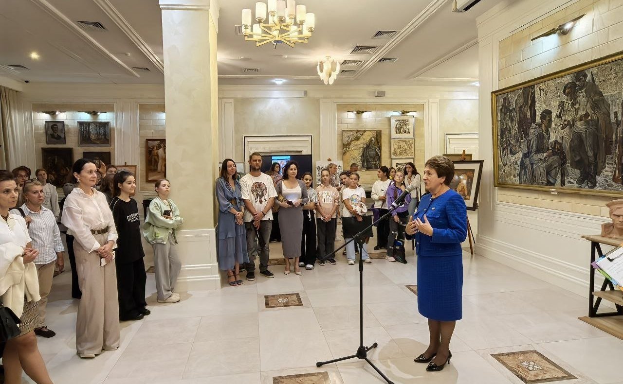 Екатерина Алтабаева приняла участие в открытии выставки «Ради жизни на земле» в Севастопольской школе искусств