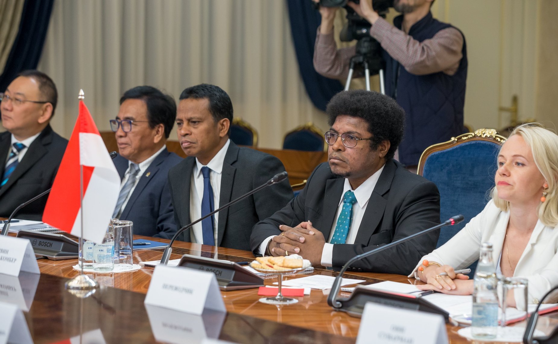 Встреча Вячеслава Тимченко с председателем Почетного собрания Совета представителей регионов Республики Индонезии Мервином Садипуном Комбером