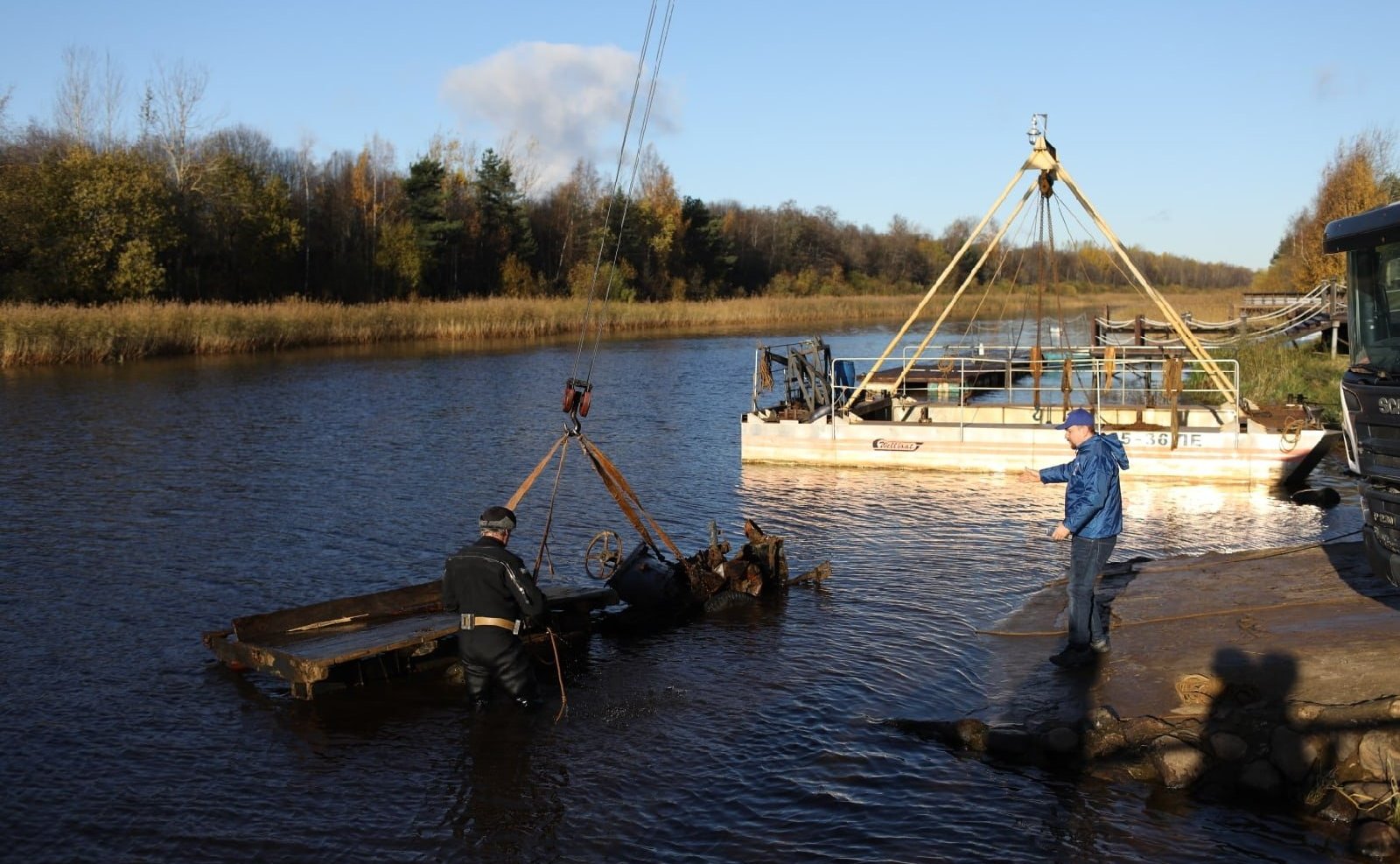 Дмитрий Василенко принял участие в экспедиции в поселок Кобона Кировского района. Здесь состоялась торжественная церемония подъема со дна Ладожского озера автомобиля времен Великой Отечественной войны