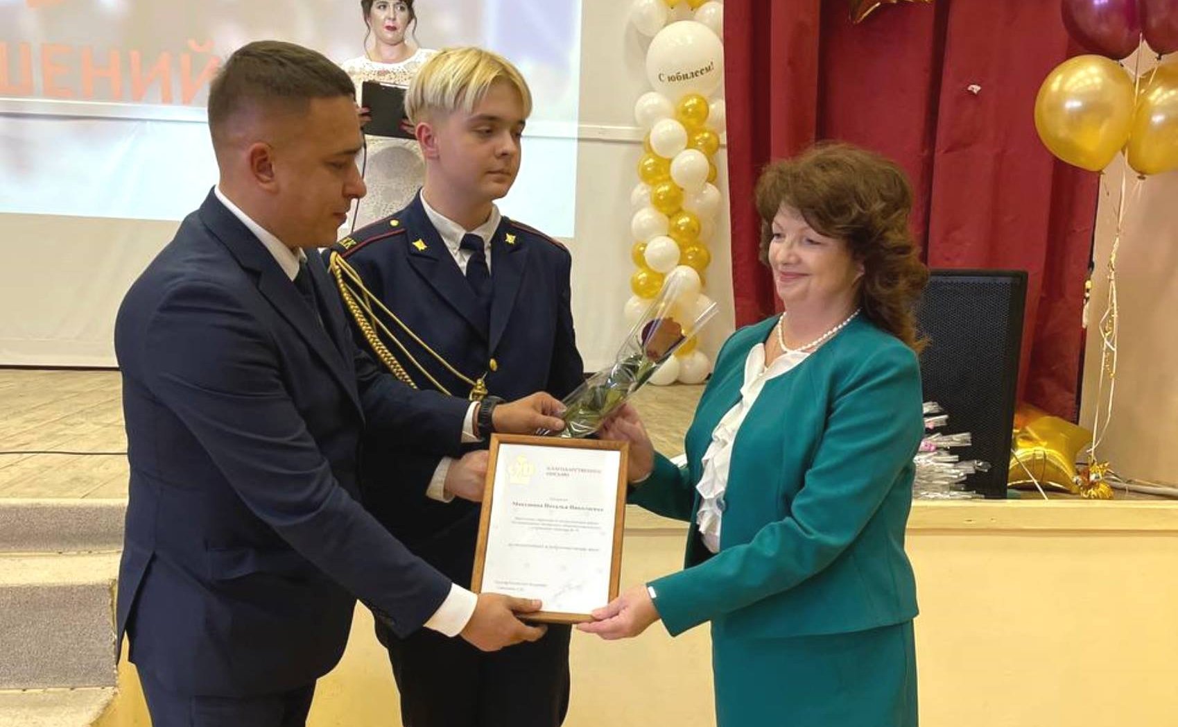 Сенатор РФ Айрат Гибатдинов совместно с губернатором Ульяновской области Алексеем Русских поздравил заслуженных учителей и почетных работников общего образования с профессиональным праздником