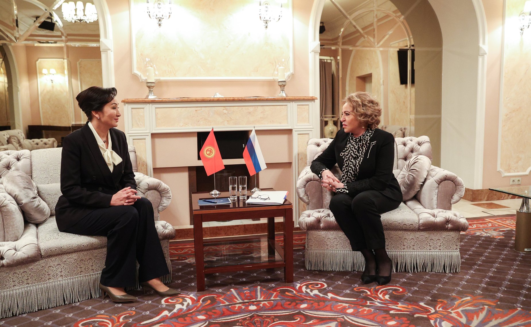 «На полях» Первого Российско-Киргизского женского форума «Диалог женщин России и Кыргызстана во имя будущего» состоялась беседа Валентины Матвиенко с супругой Президента Кыргызской Республики Айгуль Жапаровой