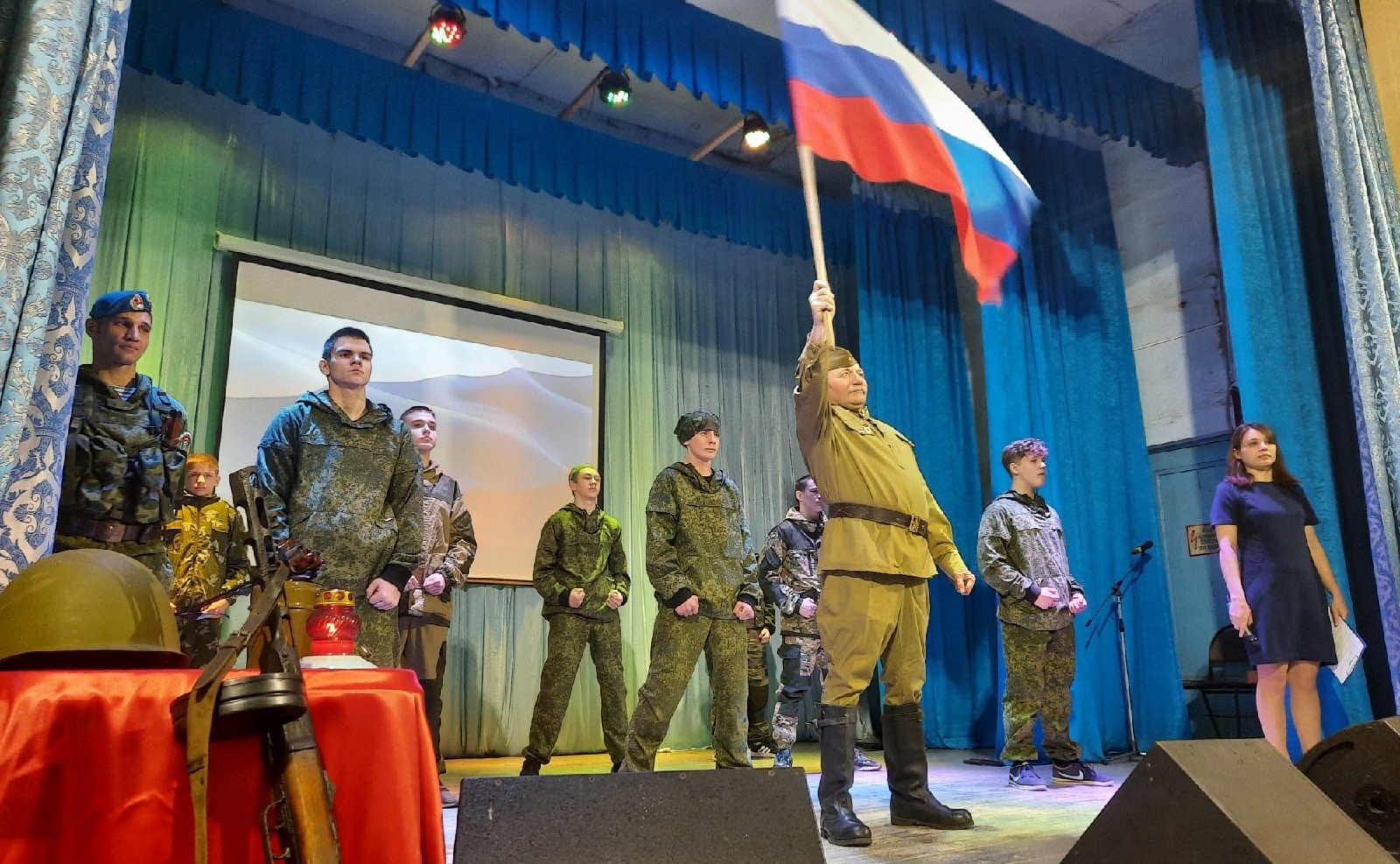 Нина Куликовских посетила Музей смоленской старины в средней школе № 3 поселка Верхнеднепровский Дорогобужского района