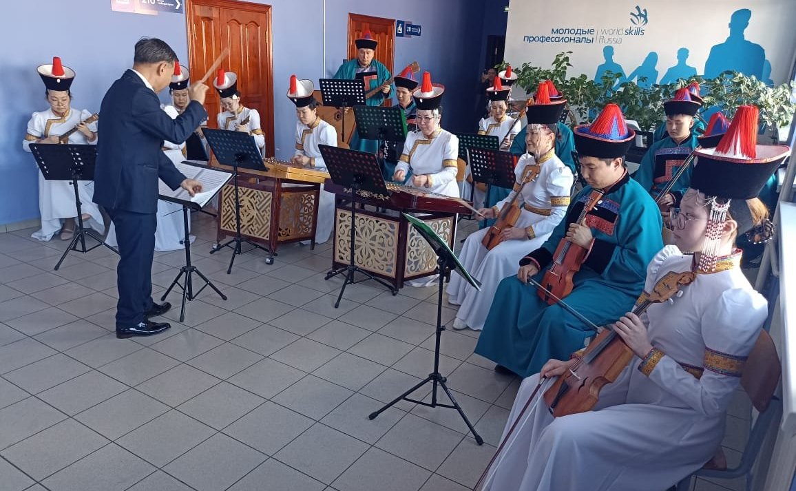 Баир Жамcуев в Агинском встретился с работниками налоговой службы, со студентами и преподавателями средних специальных учебных заведений