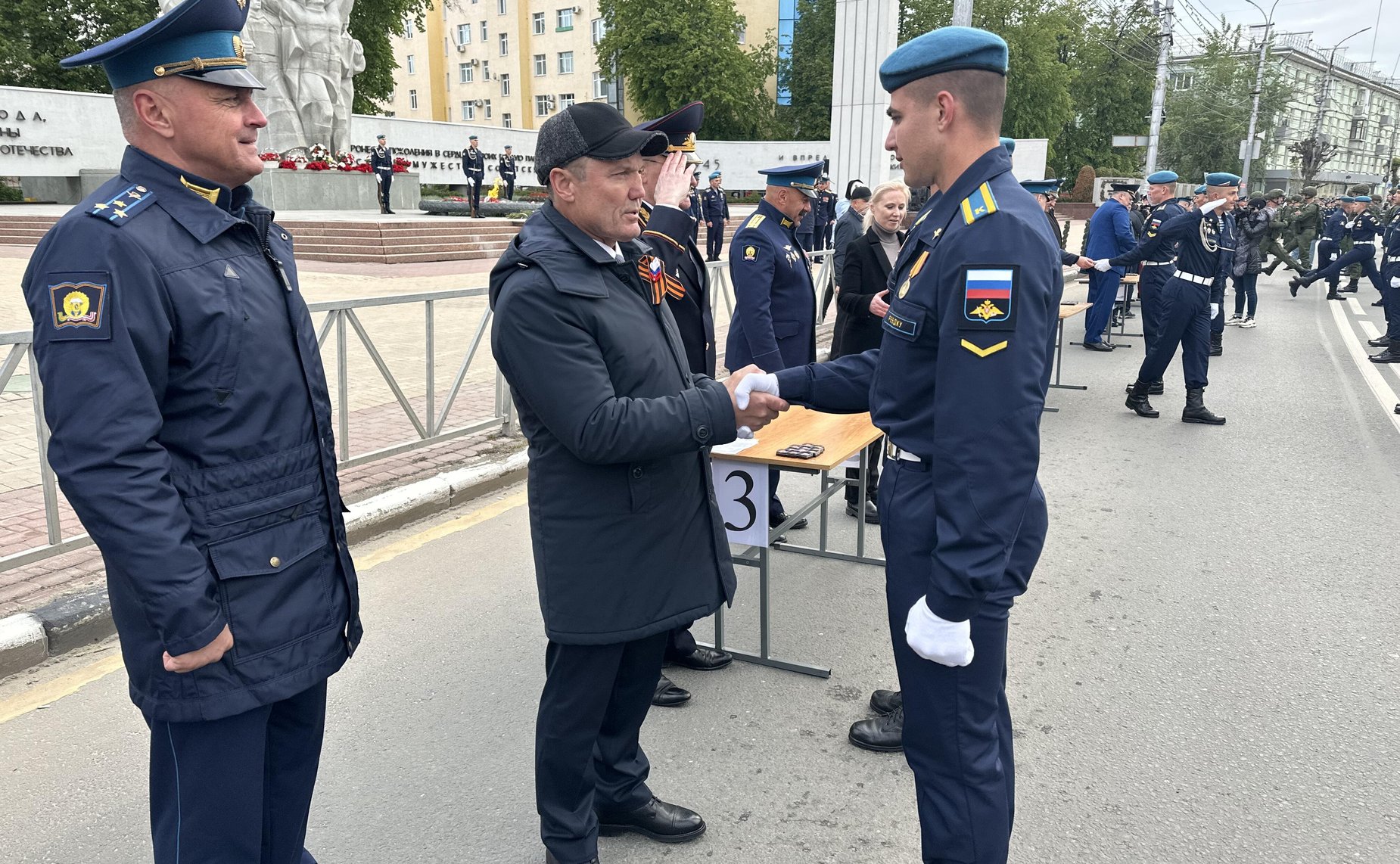 Игорь Мурог вручил десантникам нагрудные знаки «За участие в Параде Победы в городе Москве в 2024 году»