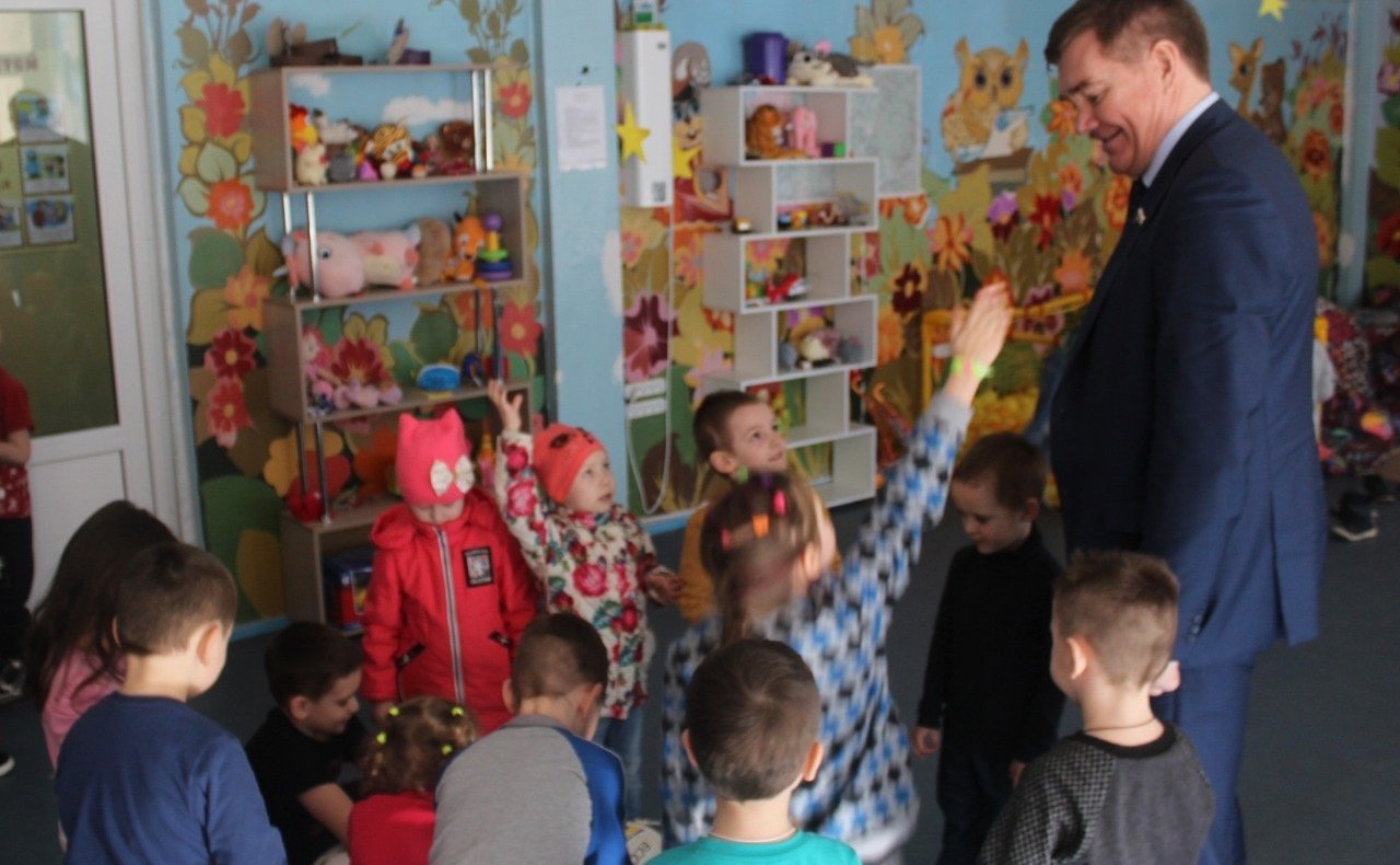 Александр Савин в ходе поездки в регион посетил пункт временного размещения беженцев из Донбасса, расположенный в Жуковском районе