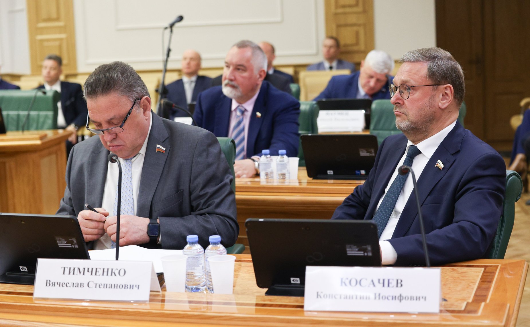 На заседании Комитета СФ по обороне и безопасности проведены консультации по предложенной Президентом РФ кандидатуре на должность Министра обороны