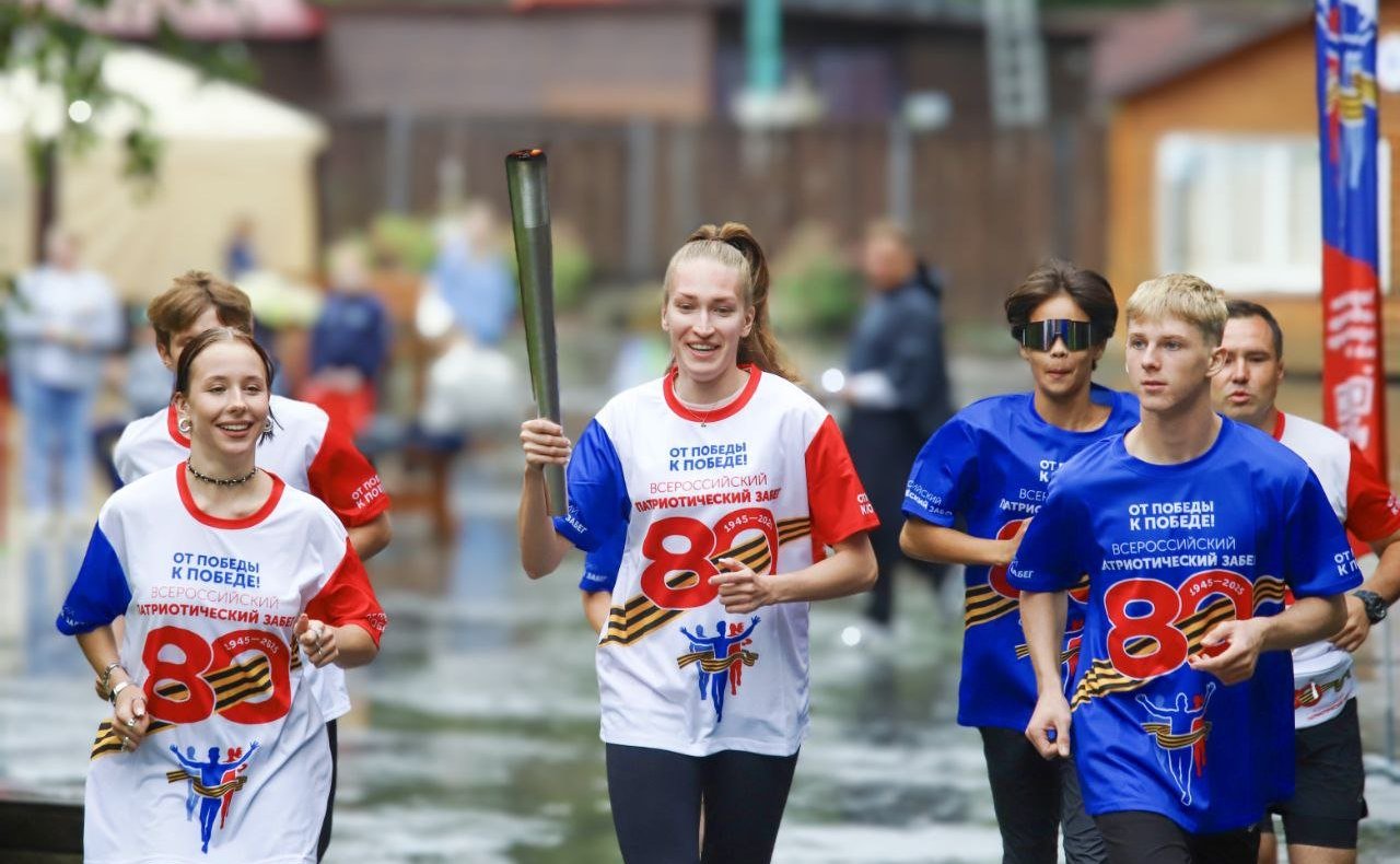 Андрей Хапочкин принял участие в церемонии старта финального этапа эстафеты «От Победы к Победе!»
