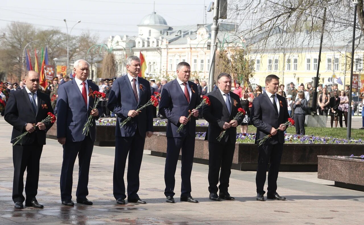 Николай Тихомиров и Олег Кувшинников приняли участие в церемонии возложения венков и цветов к мемориалу «Вечный огонь Славы»