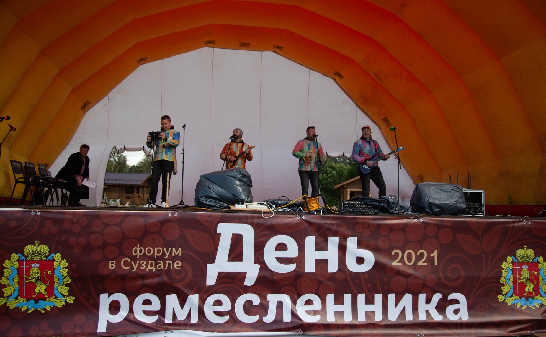 Александр Пронюшкин совместно с первым заместителем губернатора региона Александром Ремигой осмотрел ярмарку и пообщался с владимирскими ремесленниками