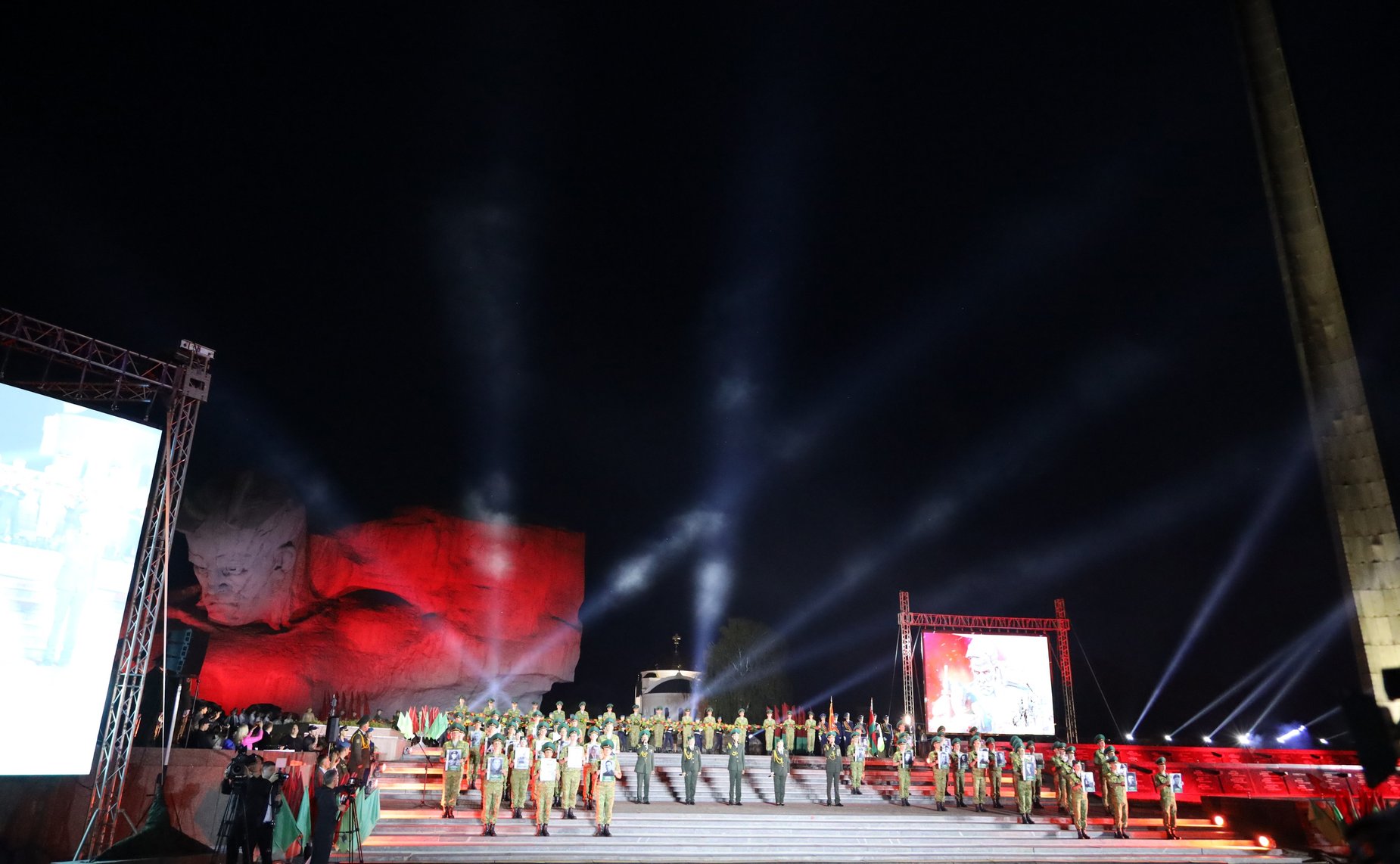 В память о событиях Великой Отечественной войны в ночь на 22 июня прошел митинг-реквием, в котором участвовали как школьники, прибывшие на «Поезде Памяти»