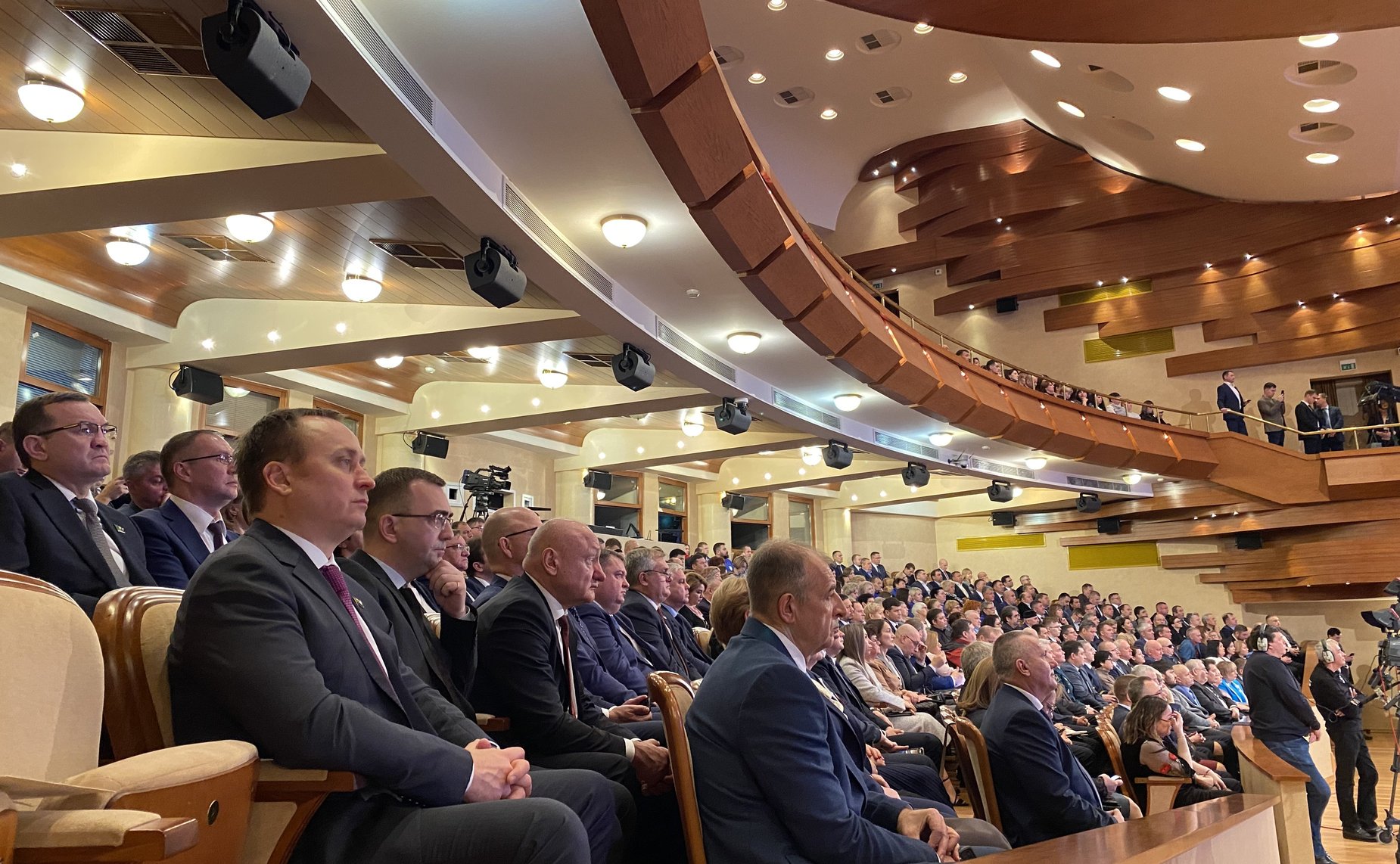 Александр Новьюхов принял участие в мероприятии, на котором губернатор Наталья Комарова выступила с ежегодным обращением к жителям региона и отчетом о работе окружного правительства