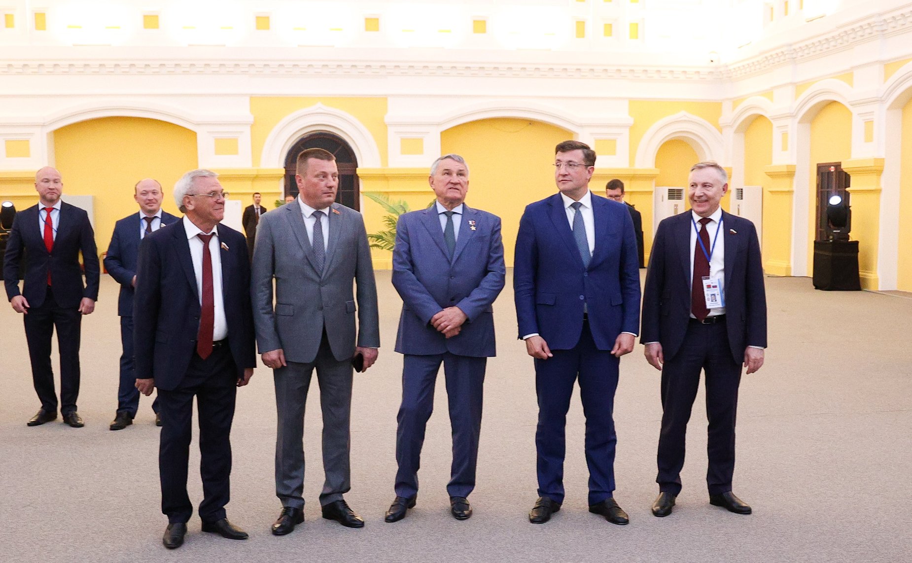 Осмотр тематической выставки молодежных проектов Союзного государства в сфере молодежной политики