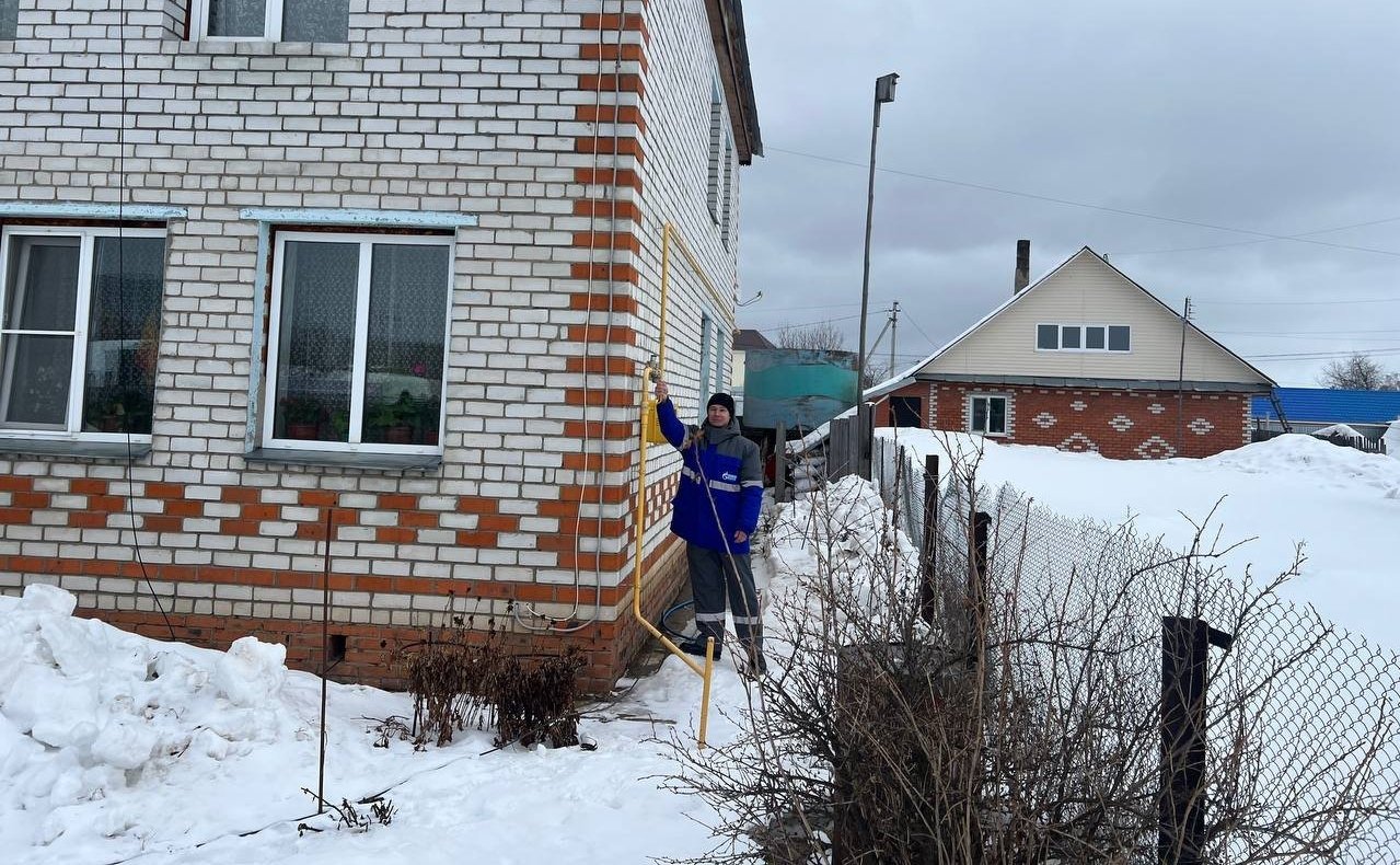 Николай Владимиров поздравил супругов Карповых, которые живут в поселке Сосновка города Чебоксары
