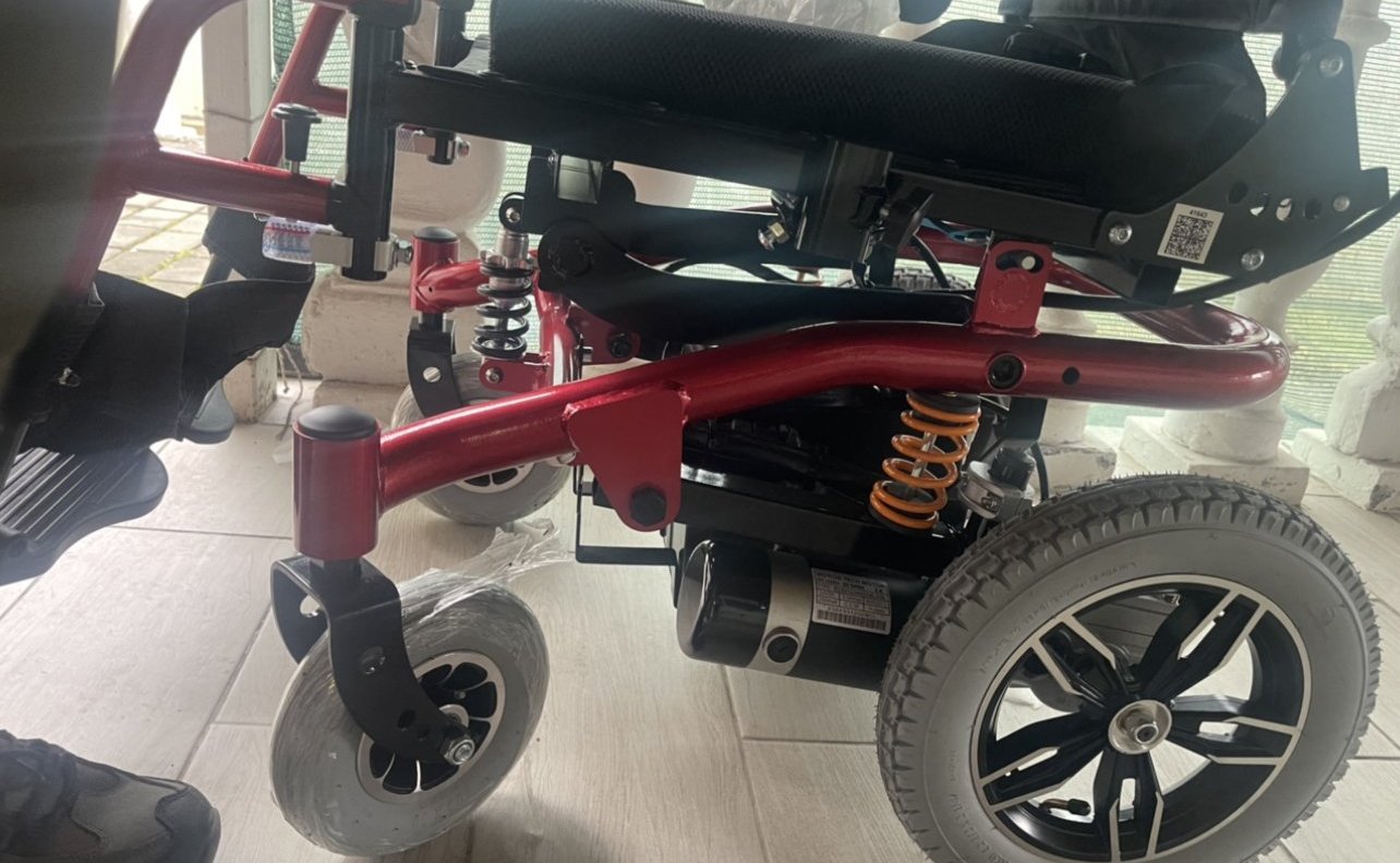 Игорь Кастюкевич передал автоматическую инвалидную коляску жительнице блокадного Ленинграда в Херсонской области