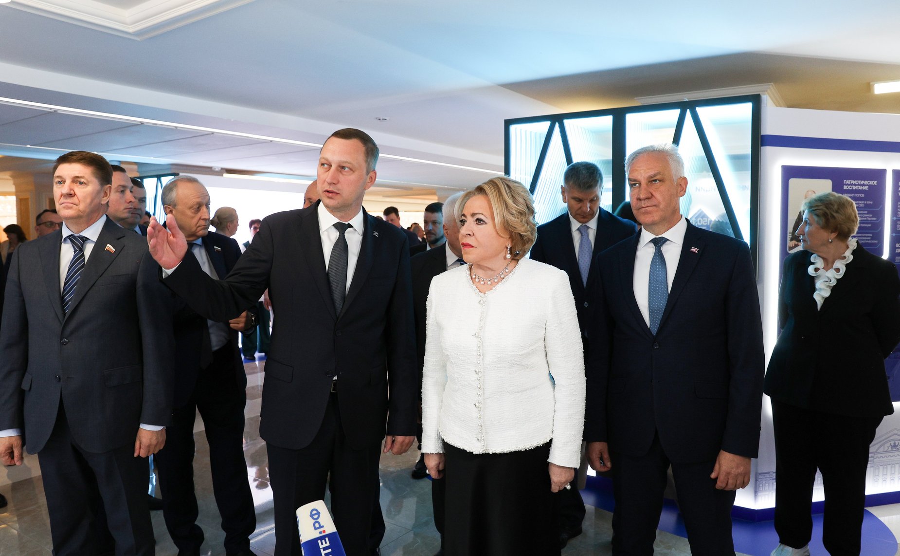 Валентина Матвиенко и Роман Бусаргин осмотрели выставку, посвященную действующим и перспективным проектам развития Саратовской области