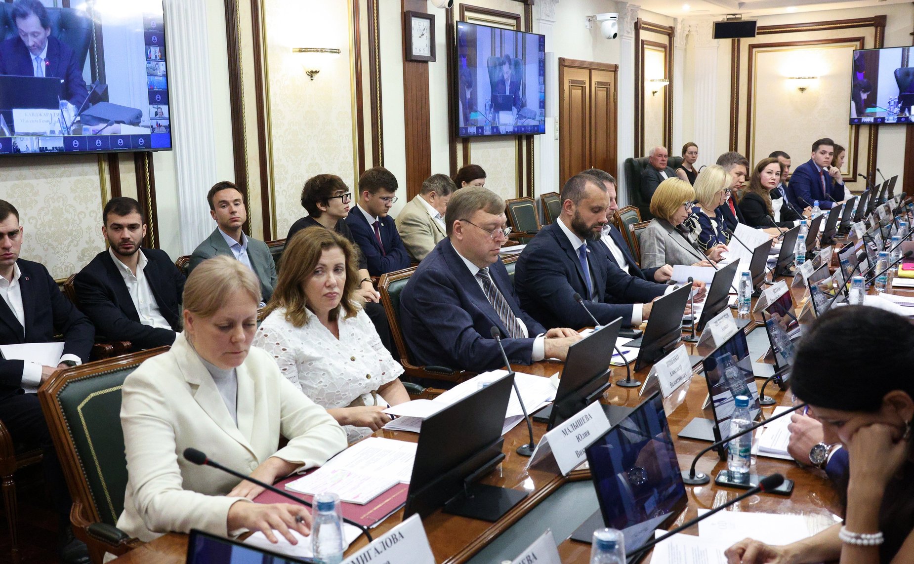Круглый стол Комитета СФ по конституционному законодательству и государственному строительству «Исполнение судебных решений: выбор правовой модели исполнительного производства, оптимальной для взыскателей и должников»