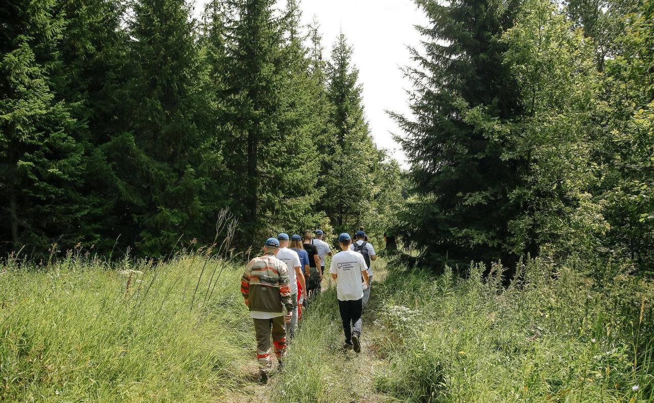 Айрат Гибатдинов вместе с активистами молодежных объединений региона принял участие в экопроекте «Экологическая тропа Ундория»