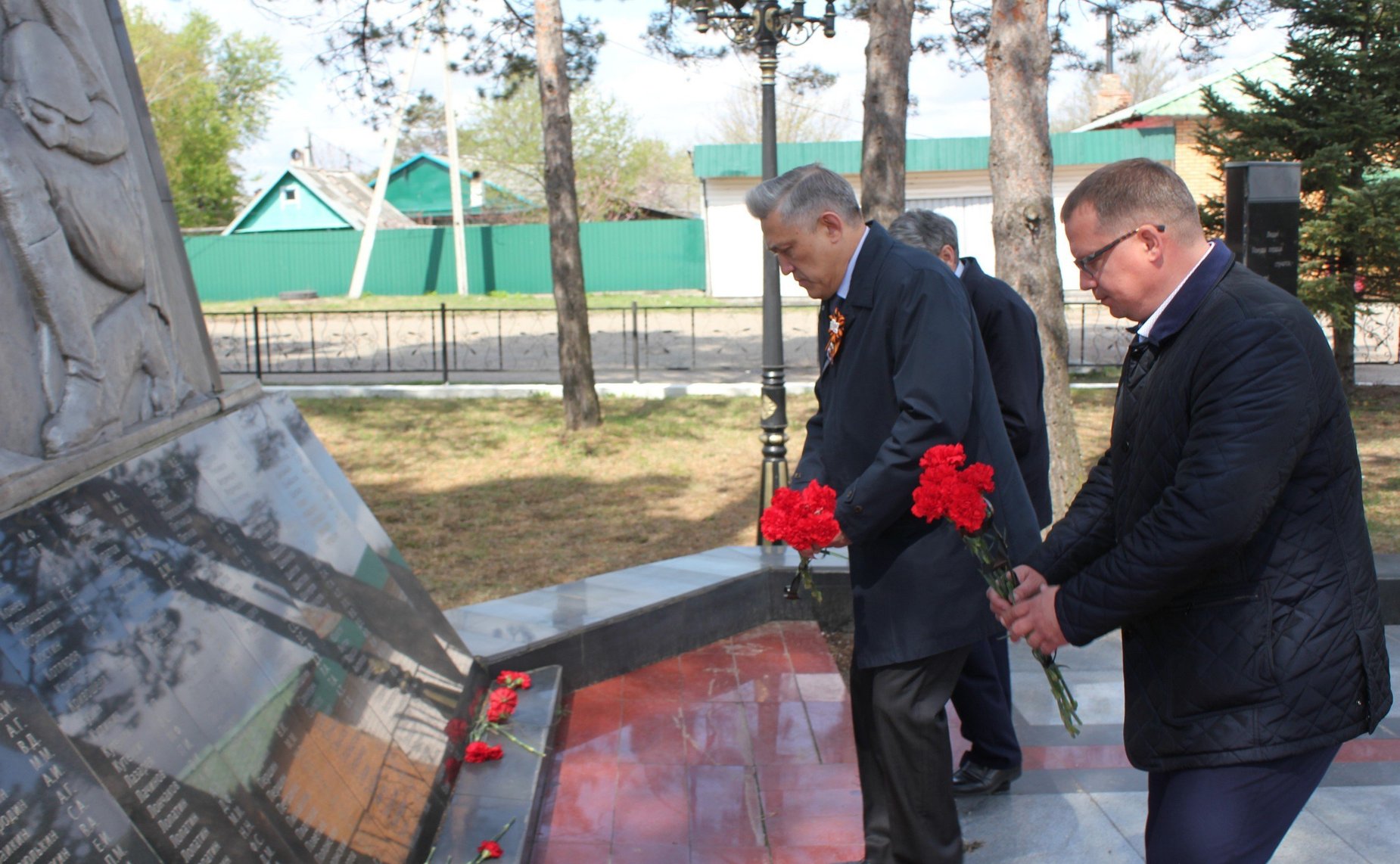 Юрий Валяев передал потомкам ветерана Великой Отечественной войны М. Паздникова удостоверение к государственной награде «За отвагу»