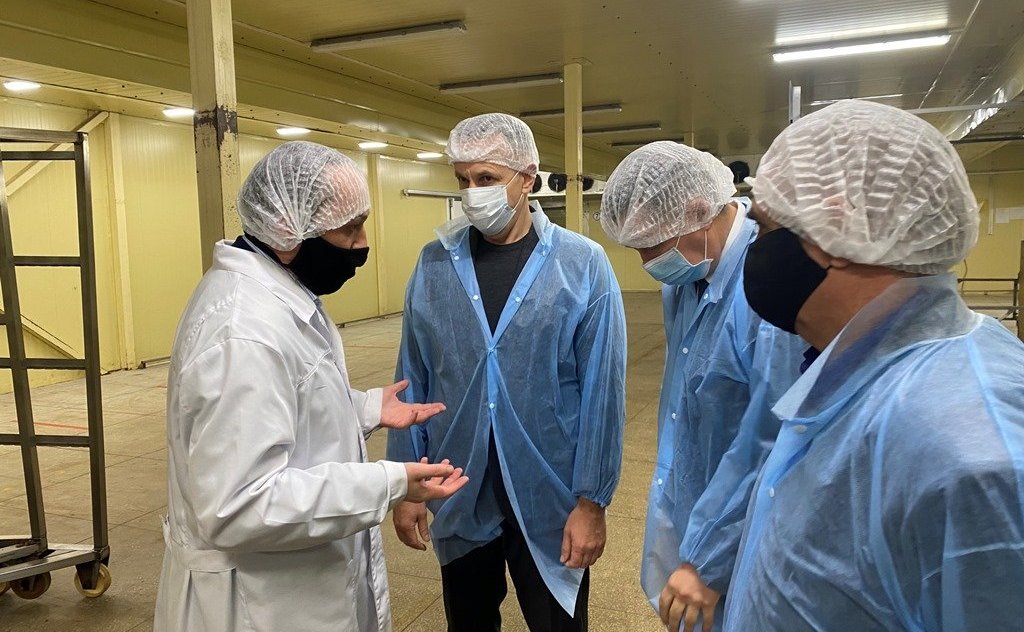 Олег Алексеев осмотрел цеха и стройплощадку местного мясокомбината